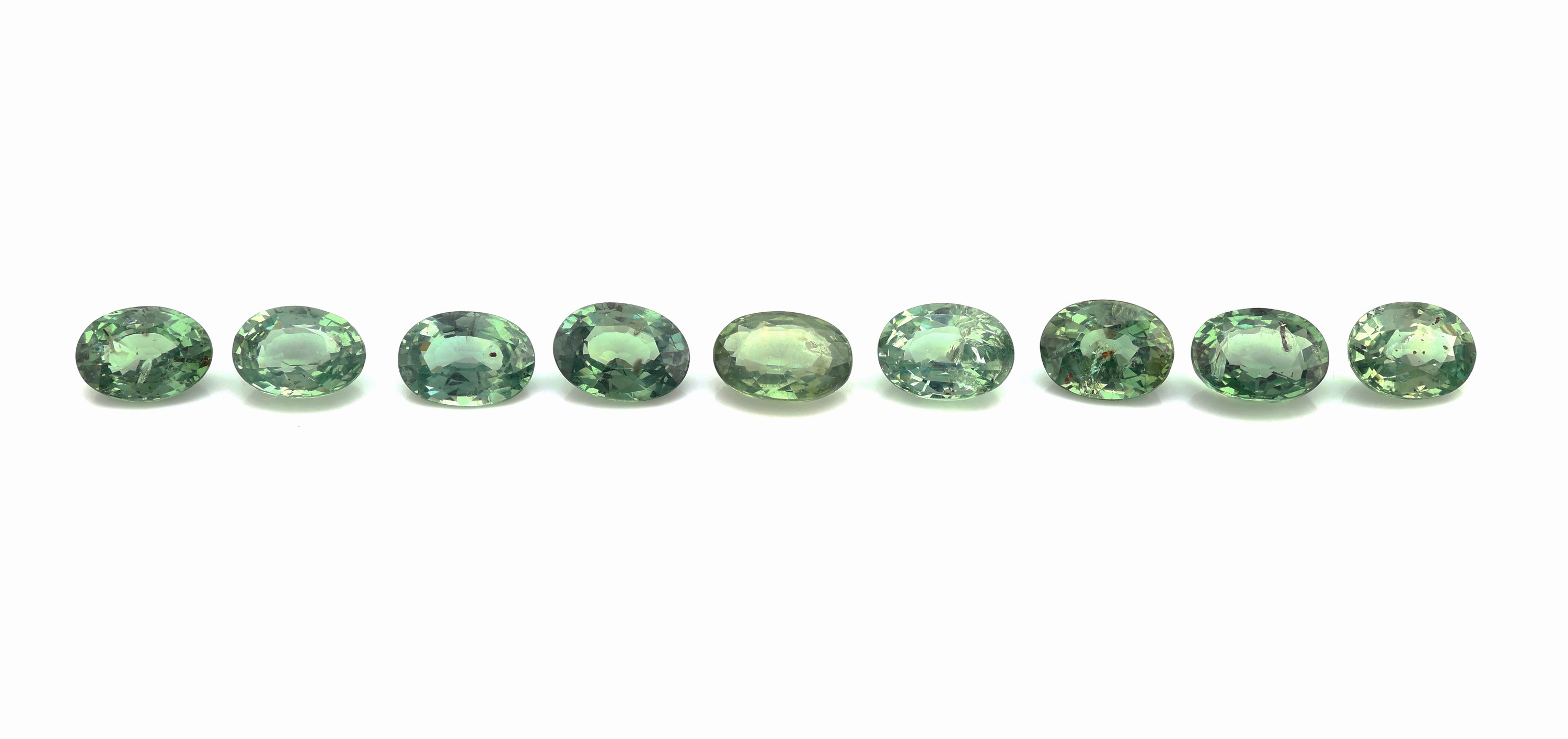 Lot 9 lose grüne Saphire, zus. ca. 9.20 ct, ovalfacett.