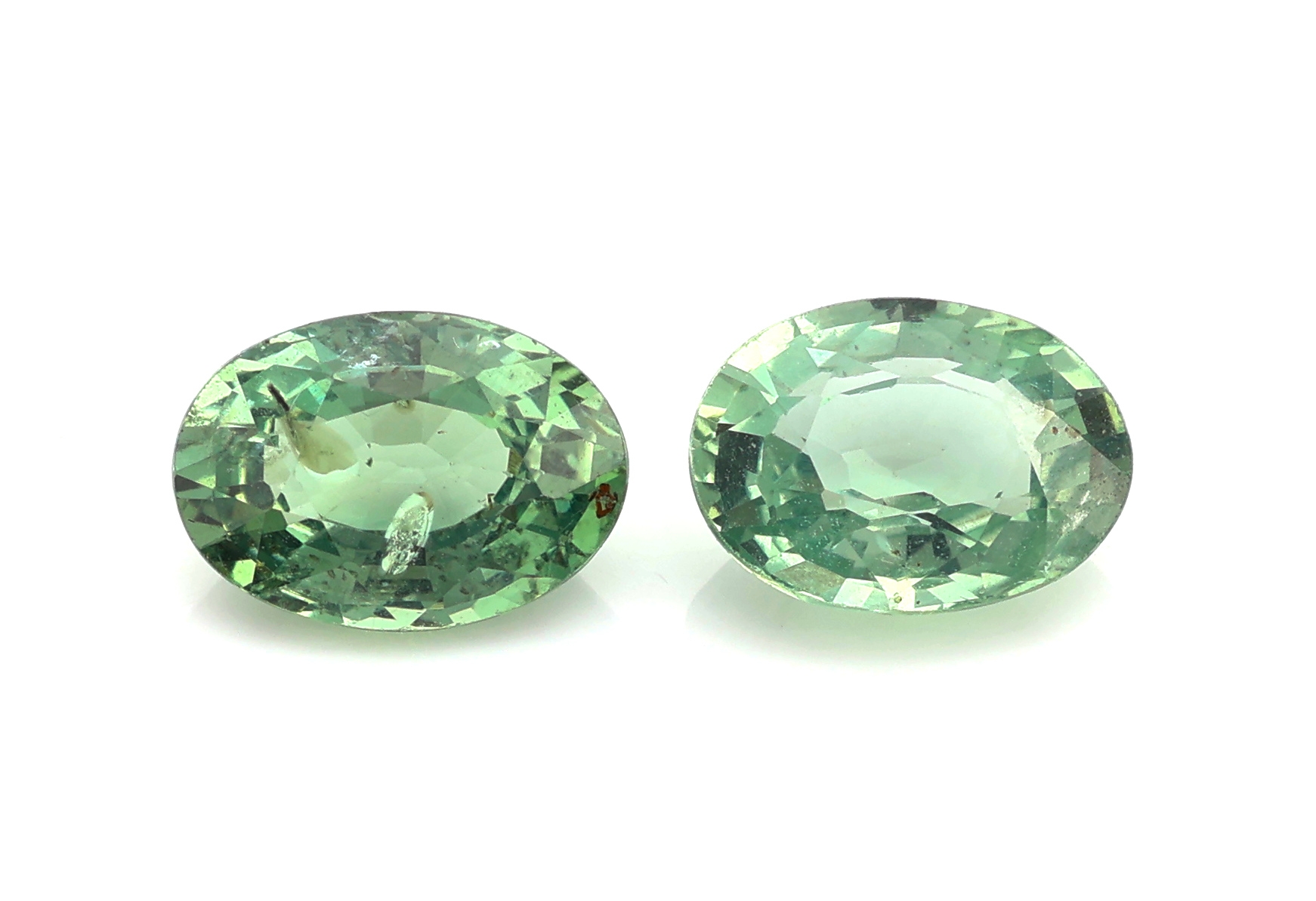 Detail a: Lot 9 lose grüne Saphire, zus. ca. 9.20 ct, ovalfacett.