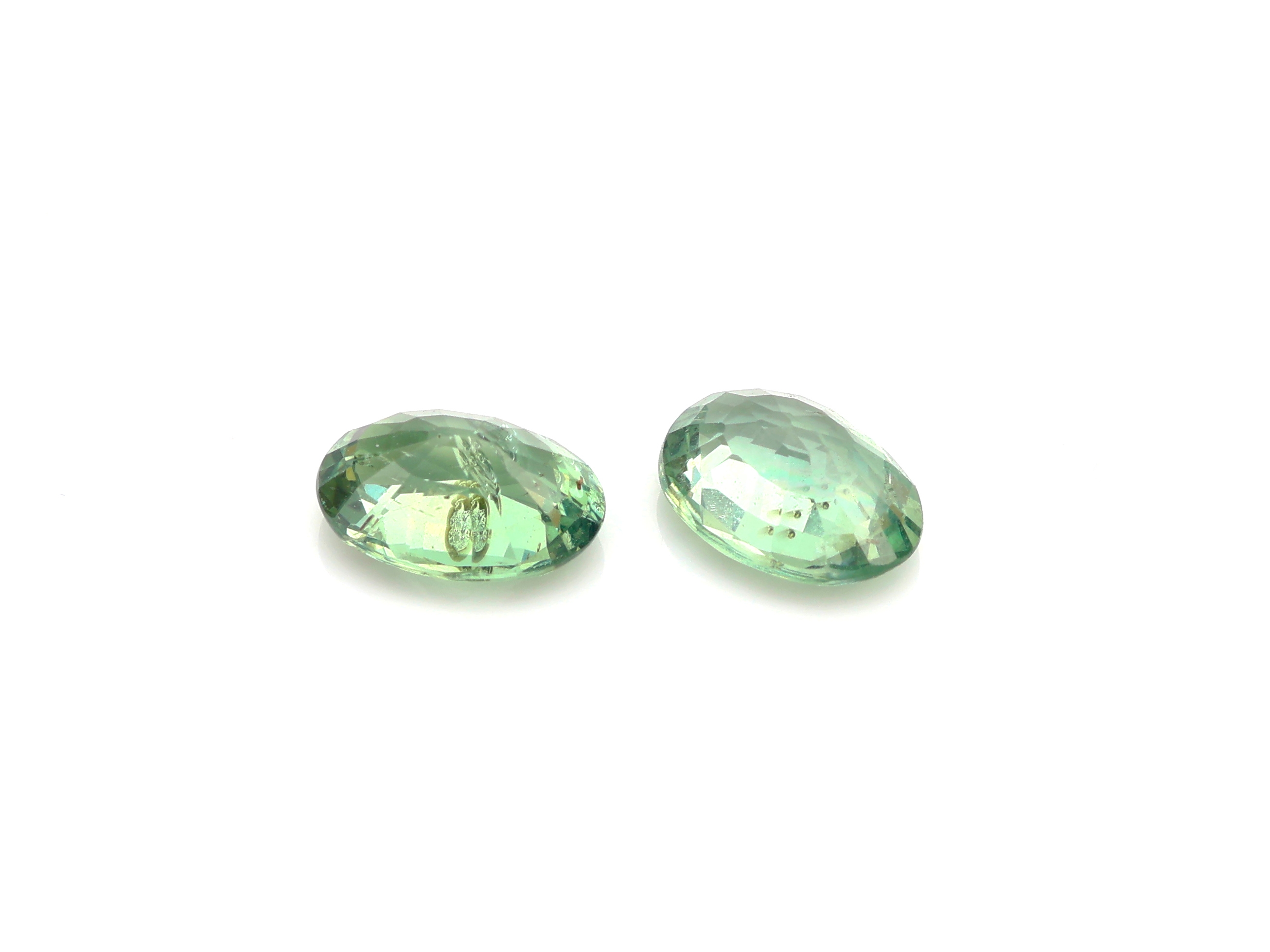 Detail b: Lot 9 lose grüne Saphire, zus. ca. 9.20 ct, ovalfacett.