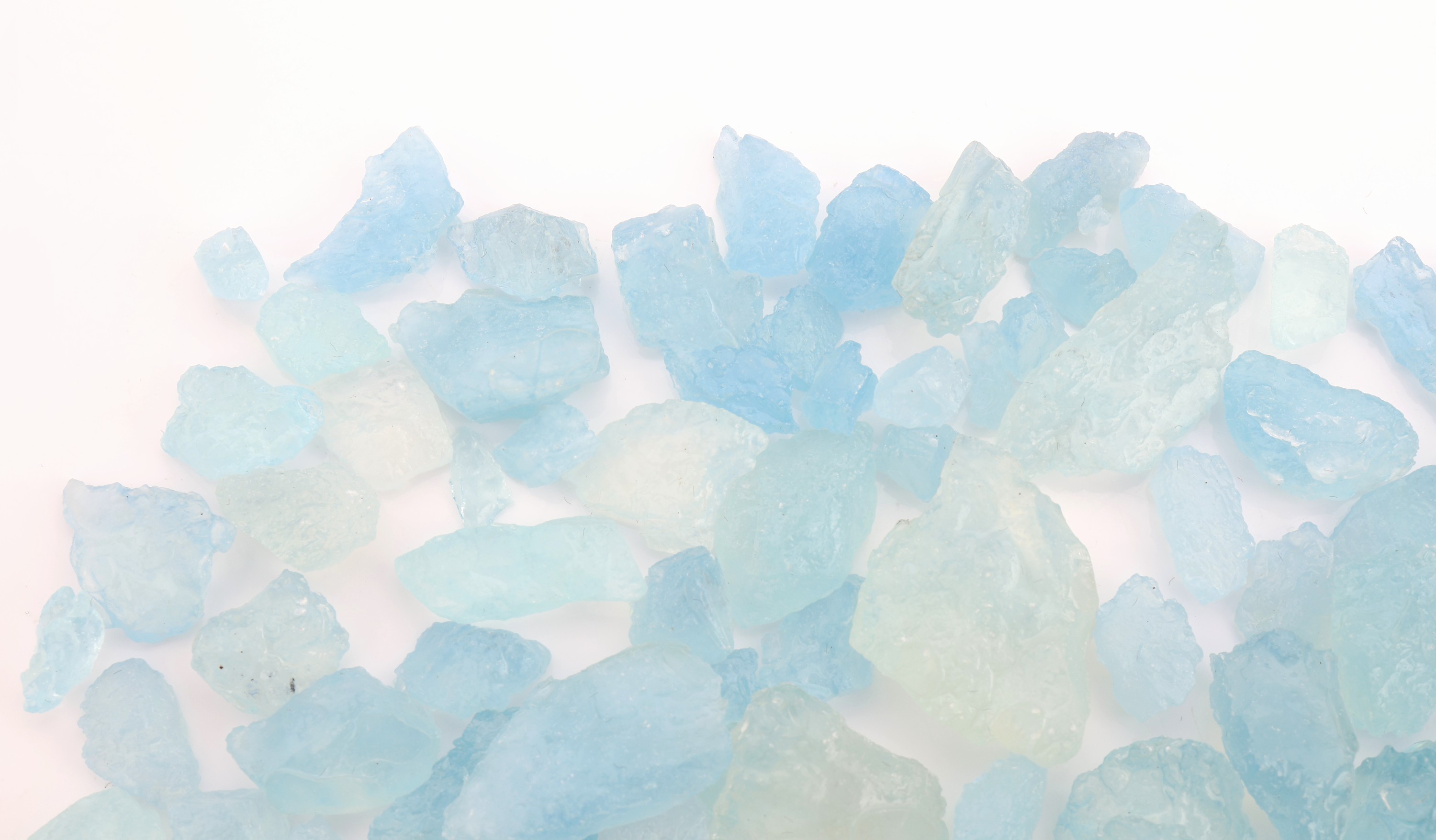 Detail b: Lot lose Aquamarin-Rohsteine, zus. 750.00 ct, versch. Größen, Formen und Farbnuancen