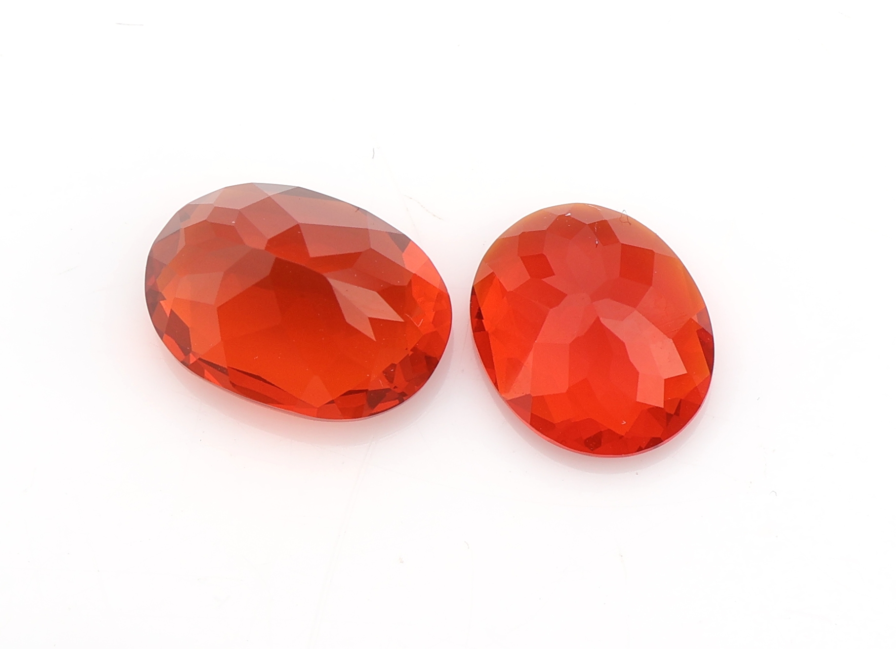 Detail b: Lot 12 lose Feueropale, zus. 11.07 ct, ovalfacett., schöne intensive Farbe