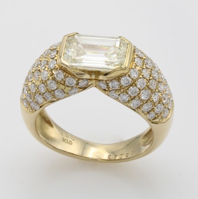 Image Ring mit Diamant und Brillanten, GG 750/000, Diam. im Smaragdschliff ca. 2.04 ct ...