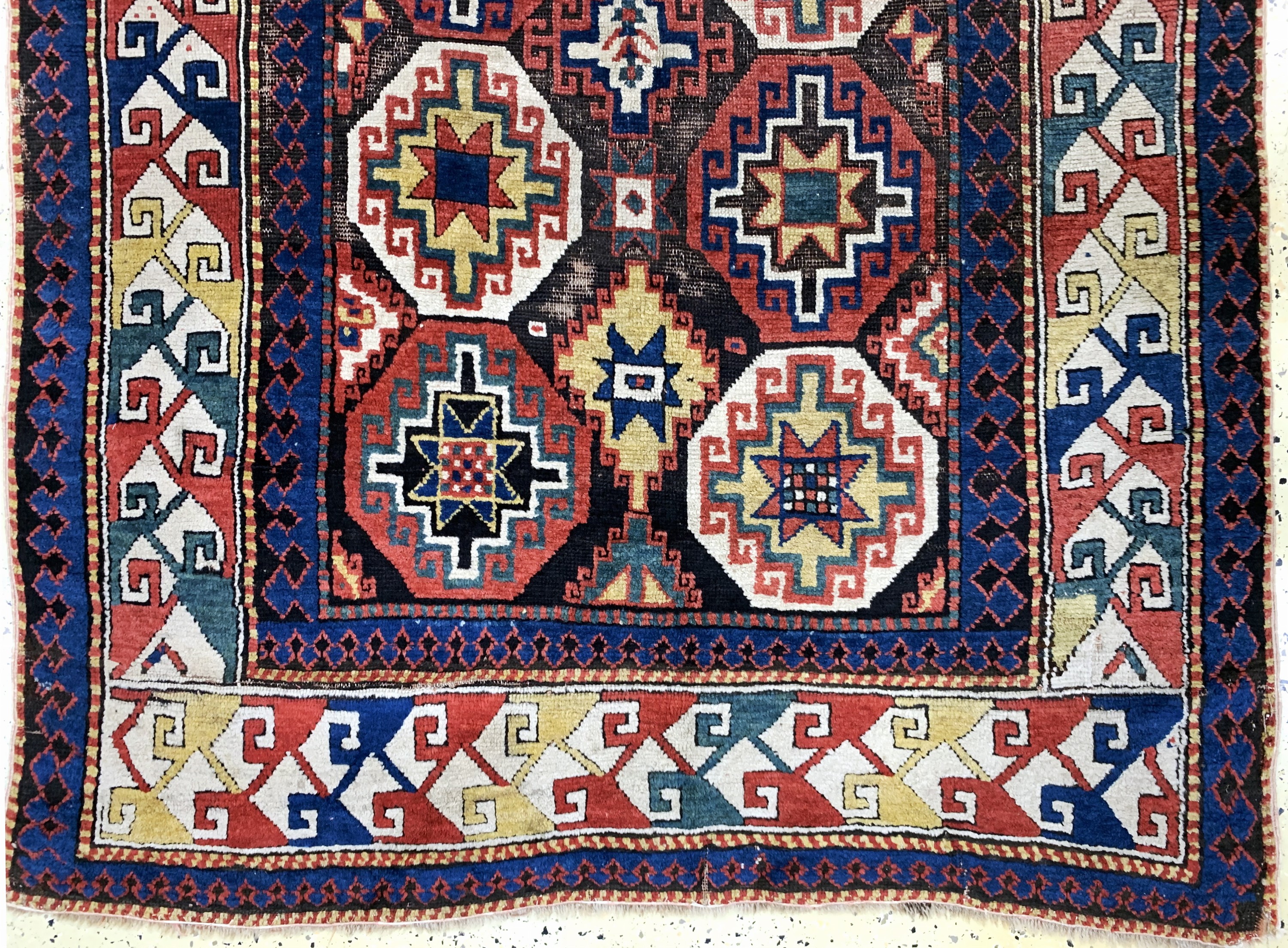 Detail b: Antiker"Moghan"Kazak, Kaukasus, 19.Jhd, Wolle auf Wolle, ca. 180 x 140 cm, verkürzt, EHZ: 4
