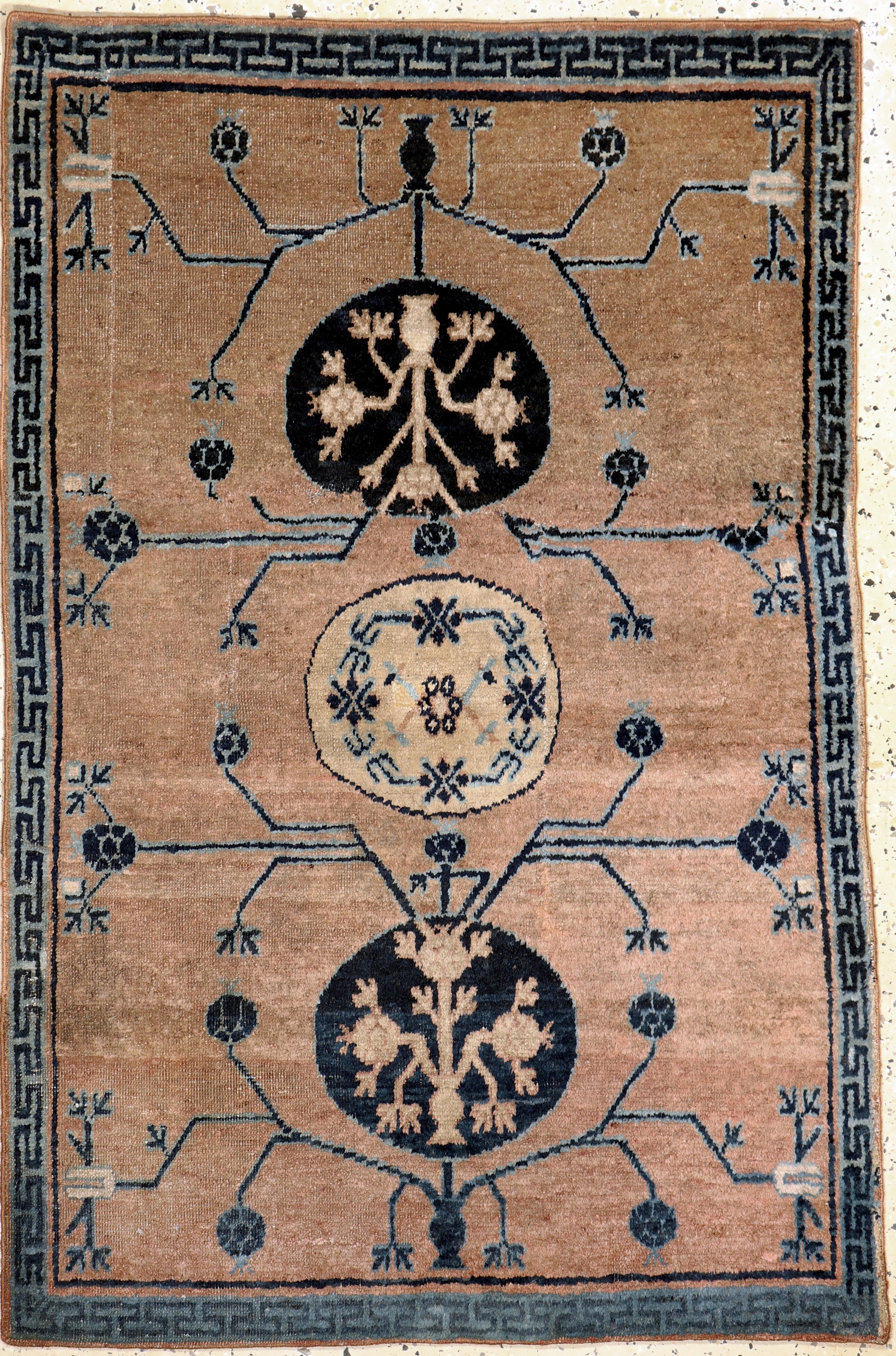 Antikes"Yarkand"Fragment, Ostturkestan, Anfang 19.Jhd, Wolle auf Baumwolle, ca. 138 x 92 cm, EHZ: 3