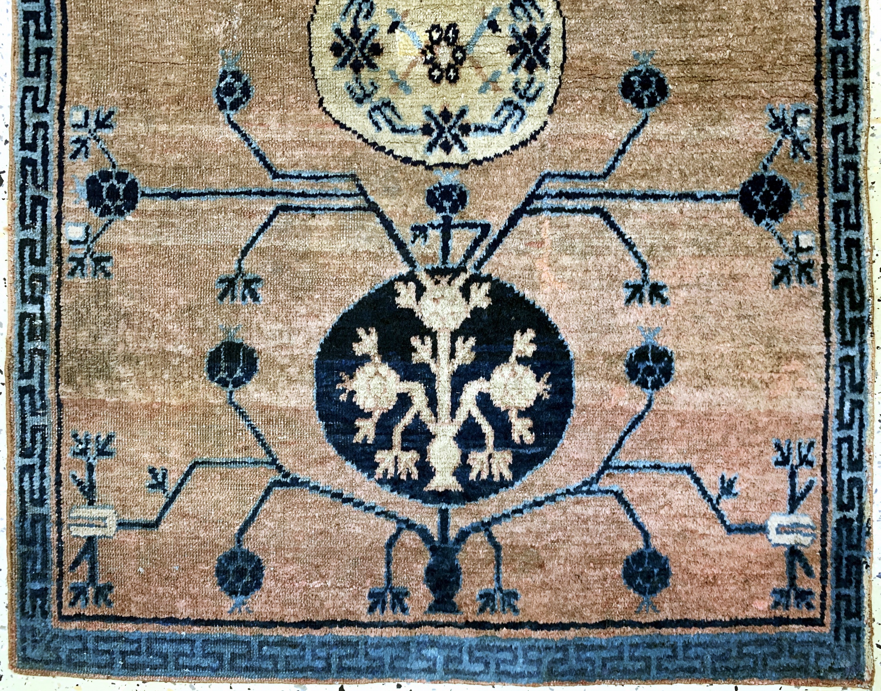 Detail b: Antikes"Yarkand"Fragment, Ostturkestan, Anfang 19.Jhd, Wolle auf Baumwolle, ca. 138 x 92 cm, EHZ: 3