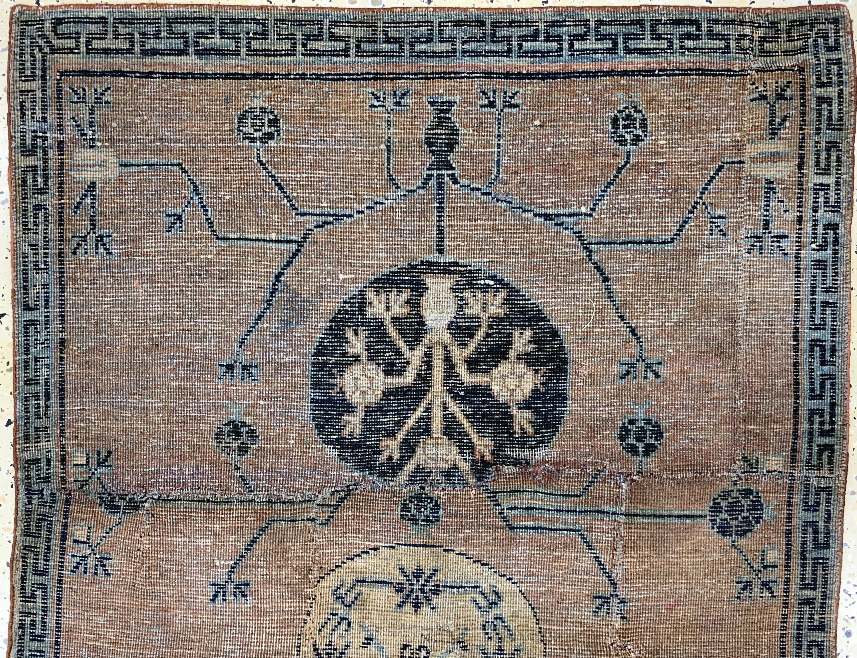 Detail c: Antikes"Yarkand"Fragment, Ostturkestan, Anfang 19.Jhd, Wolle auf Baumwolle, ca. 138 x 92 cm, EHZ: 3