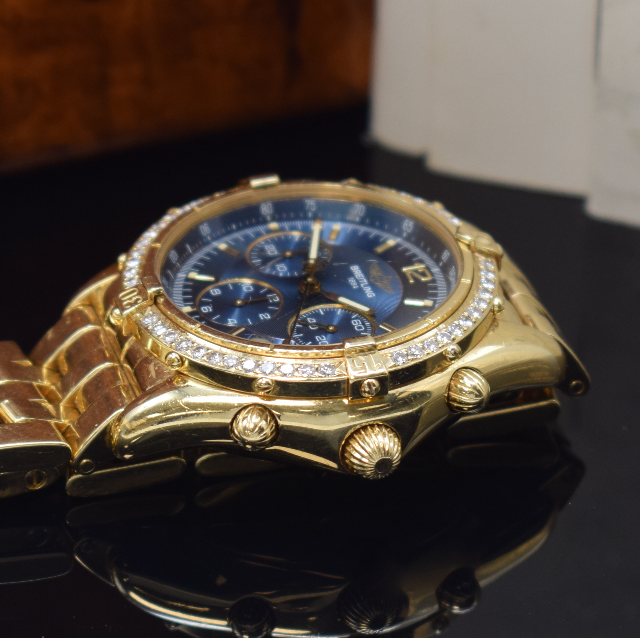 Detail d: BREITLING Armbandchronograph Chrono Cockpit Referenz K30012, Automatik, Schweiz um 1990, GG 750/000 inkl. Pilotband m. Faltschl., Boden und Krone ...