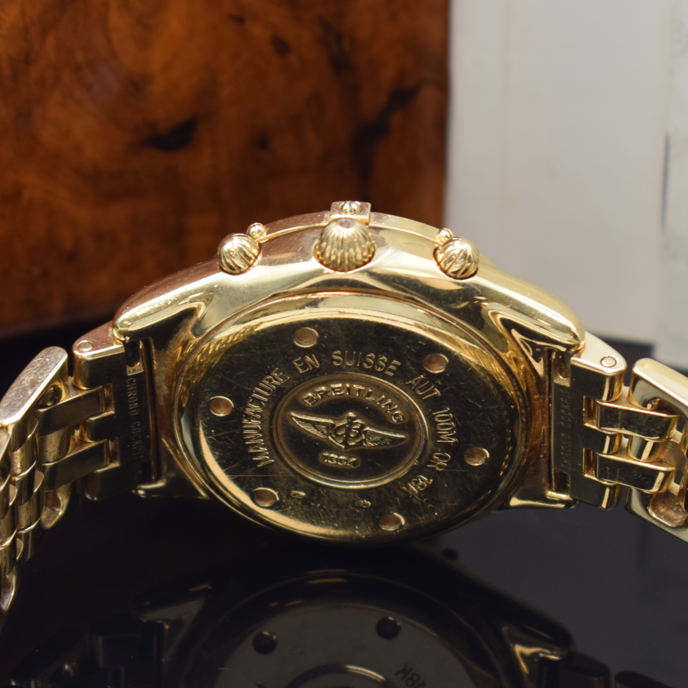 Detail e: BREITLING Armbandchronograph Chrono Cockpit Referenz K30012, Automatik, Schweiz um 1990, GG 750/000 inkl. Pilotband m. Faltschl., Boden und Krone ...