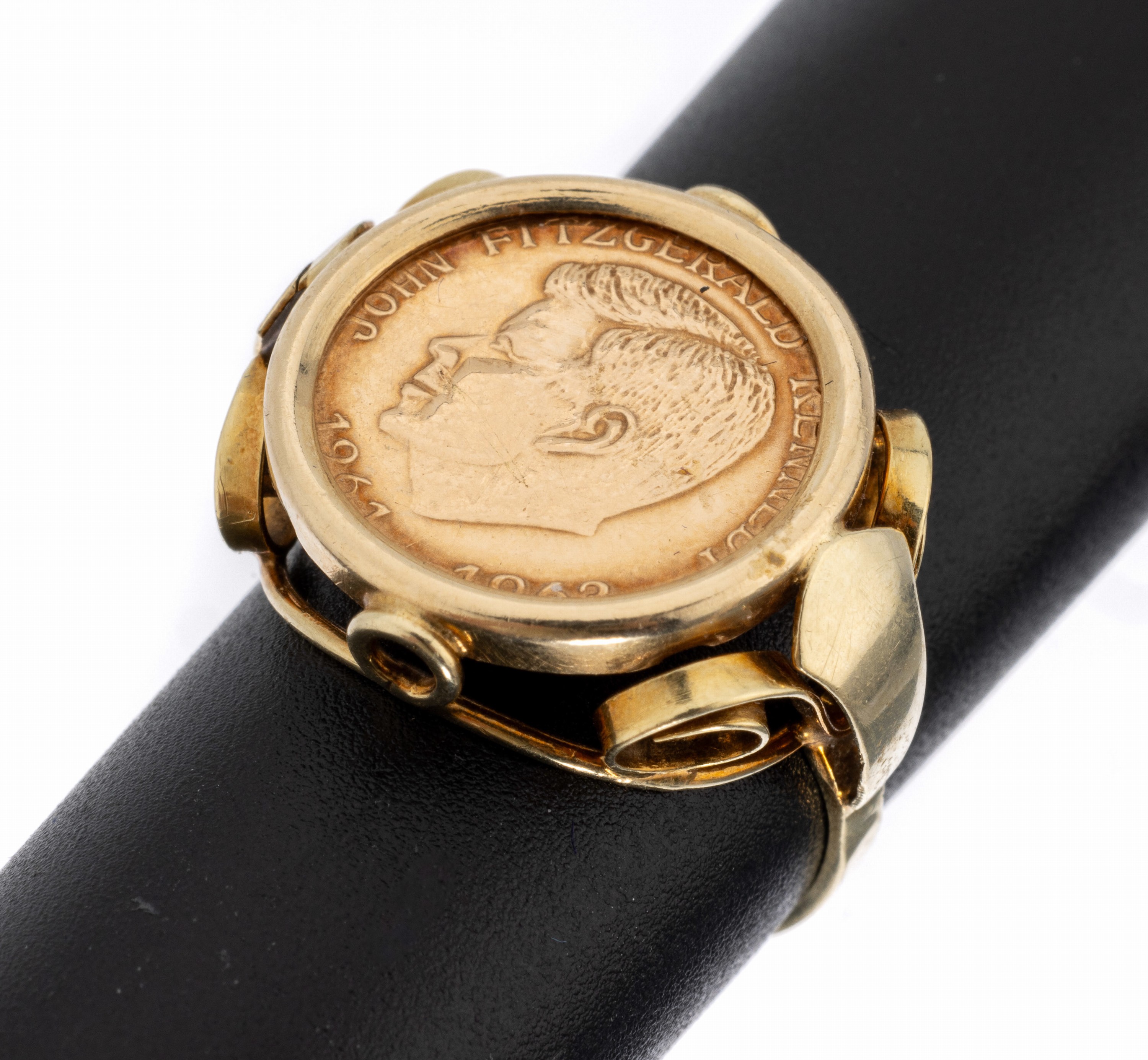 14 kt Gold Ring, GG 585/000, gefasste Goldmedaille, John Fitzgerald Kennedy, volutenförmige Unterkaderung, RW 56, ca. 4.3 g