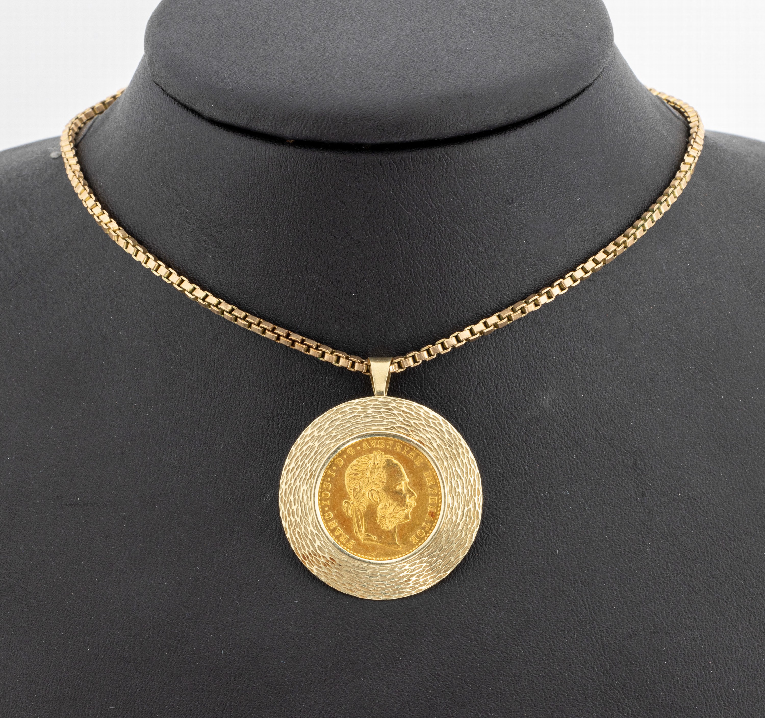 14 kt Gold Münz-Anhänger, GG 585/000, lose gefasste Goldmünze, 1 Dukat, Österreich -Ungarn, 1915 offizielle Nachprägung, Rahmung strukturiert, ...