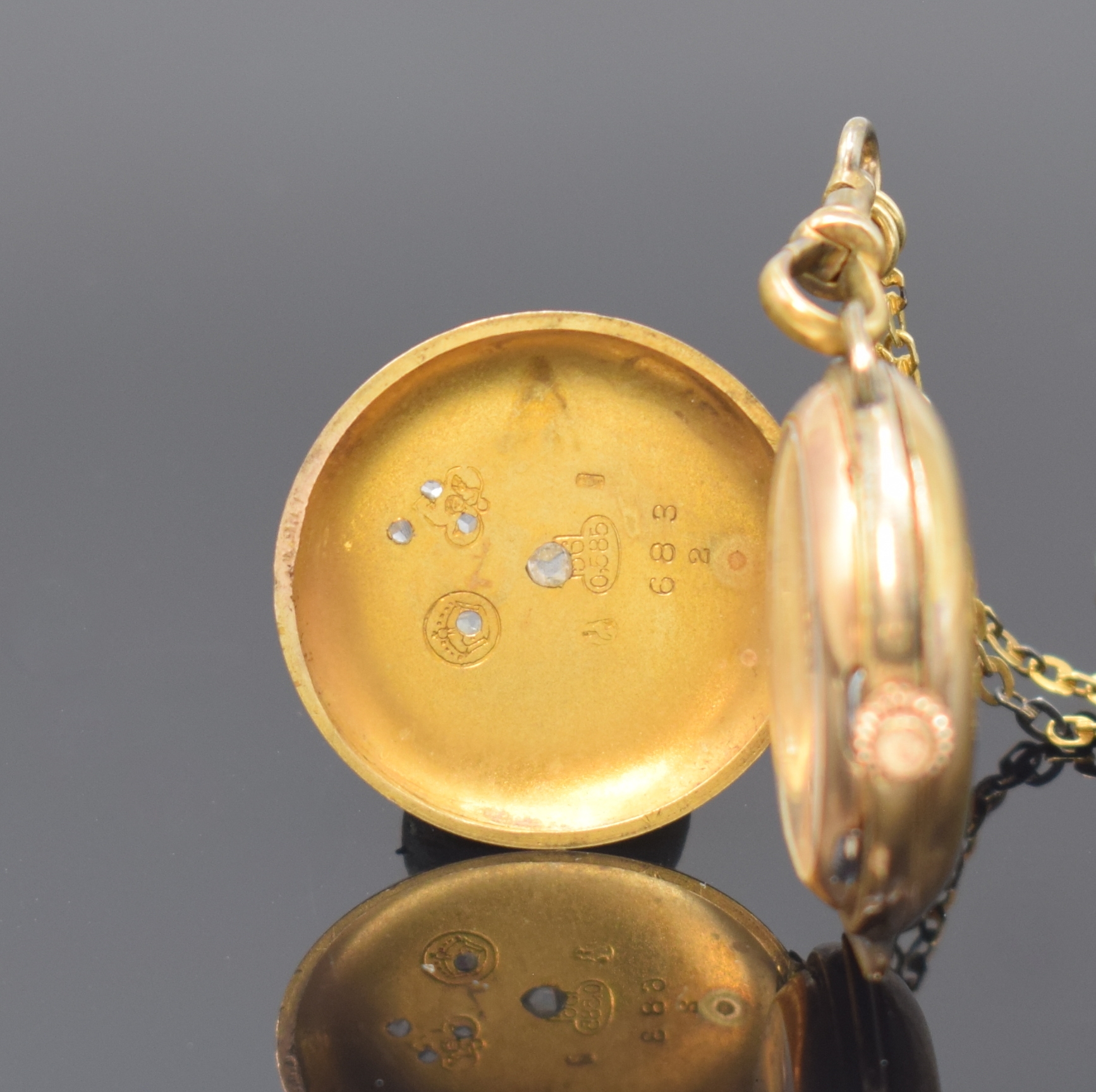 Detail a: Kleine Savonette in GG 585/000 mit vergoldeter Kette, Schweiz um 1910, dell. 3 -Deckel Goldgeh. angel., Sprungdeckel m. 5 Diamanten, Cuvette m. ...