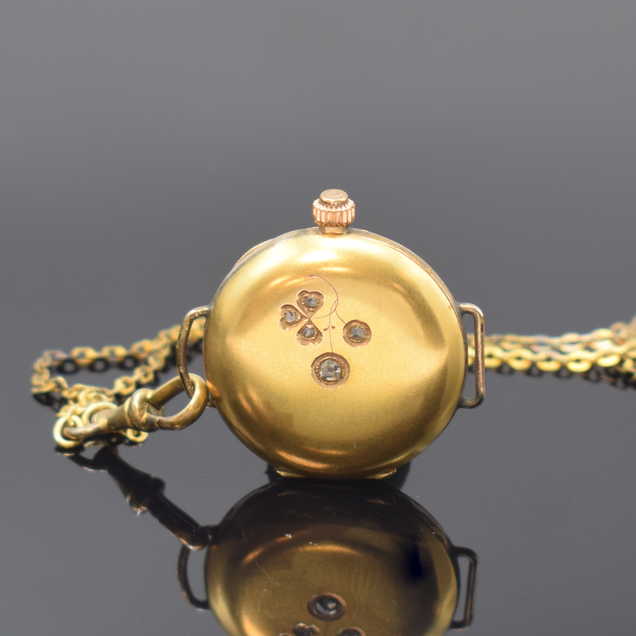 Detail b: Kleine Savonette in GG 585/000 mit vergoldeter Kette, Schweiz um 1910, dell. 3 -Deckel Goldgeh. angel., Sprungdeckel m. 5 Diamanten, Cuvette m. ...