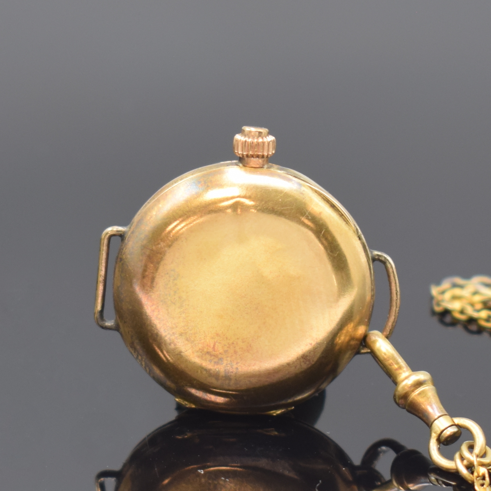 Detail c: Kleine Savonette in GG 585/000 mit vergoldeter Kette, Schweiz um 1910, dell. 3 -Deckel Goldgeh. angel., Sprungdeckel m. 5 Diamanten, Cuvette m. ...