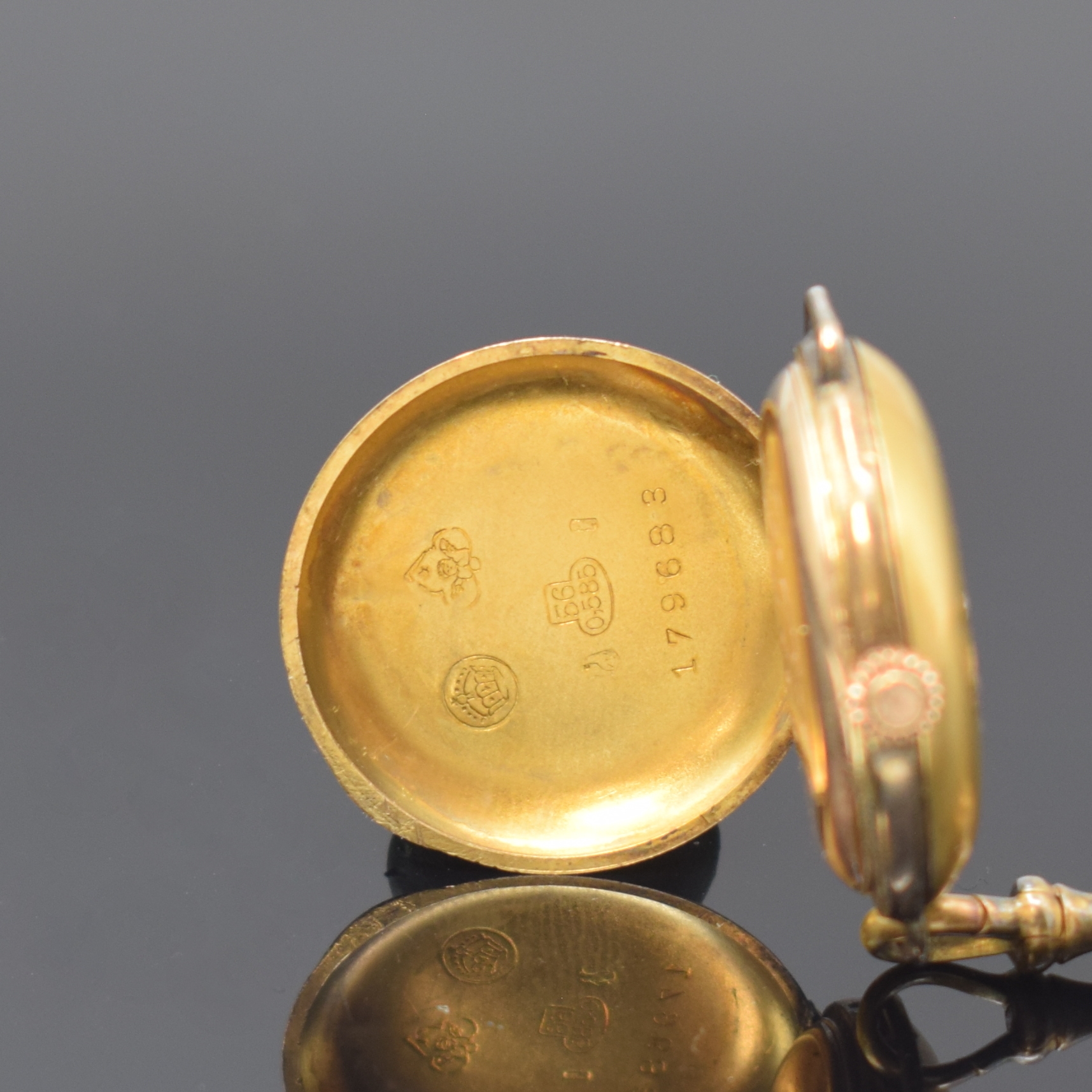 Detail d: Kleine Savonette in GG 585/000 mit vergoldeter Kette, Schweiz um 1910, dell. 3 -Deckel Goldgeh. angel., Sprungdeckel m. 5 Diamanten, Cuvette m. ...