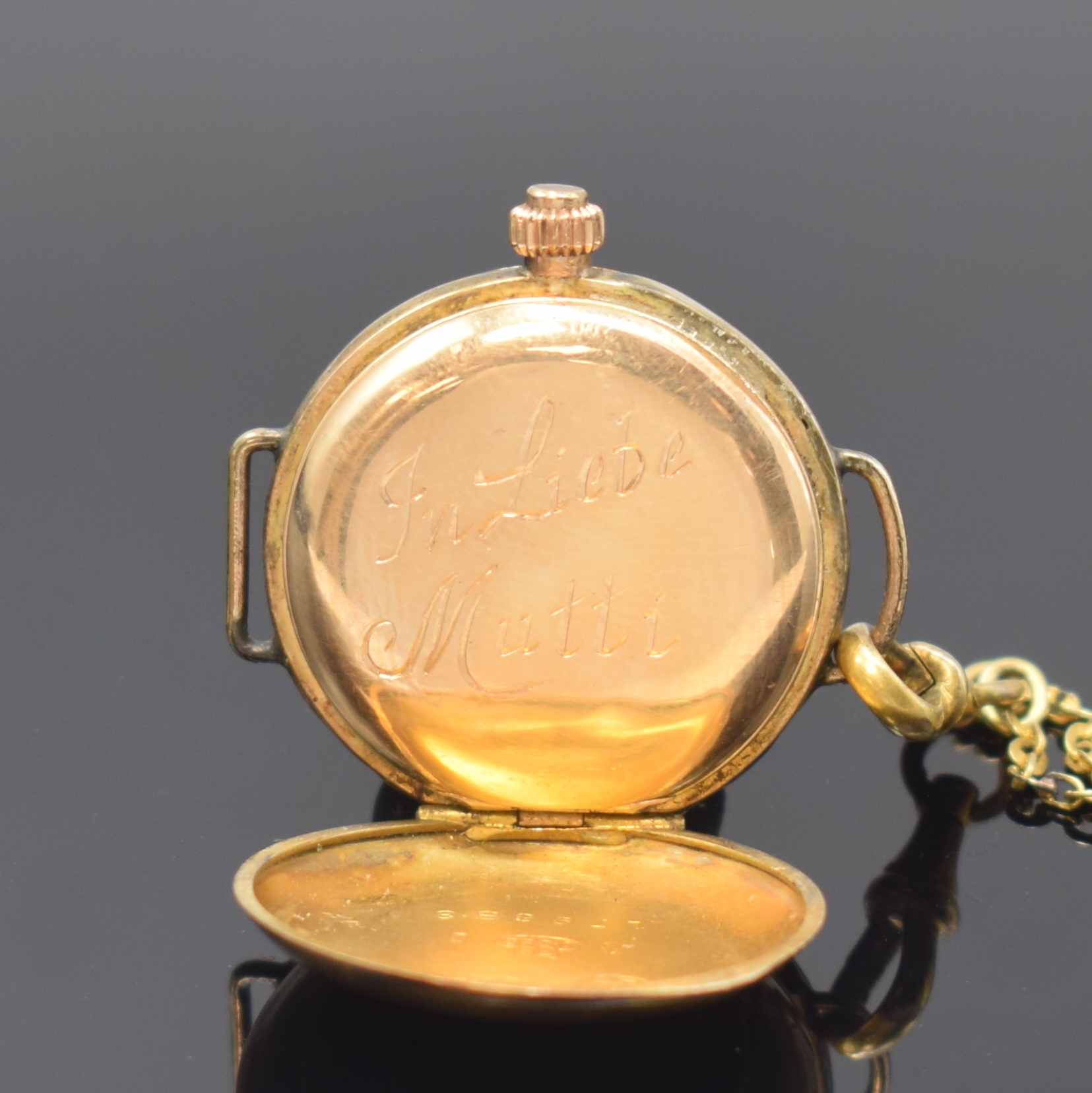 Detail e: Kleine Savonette in GG 585/000 mit vergoldeter Kette, Schweiz um 1910, dell. 3 -Deckel Goldgeh. angel., Sprungdeckel m. 5 Diamanten, Cuvette m. ...