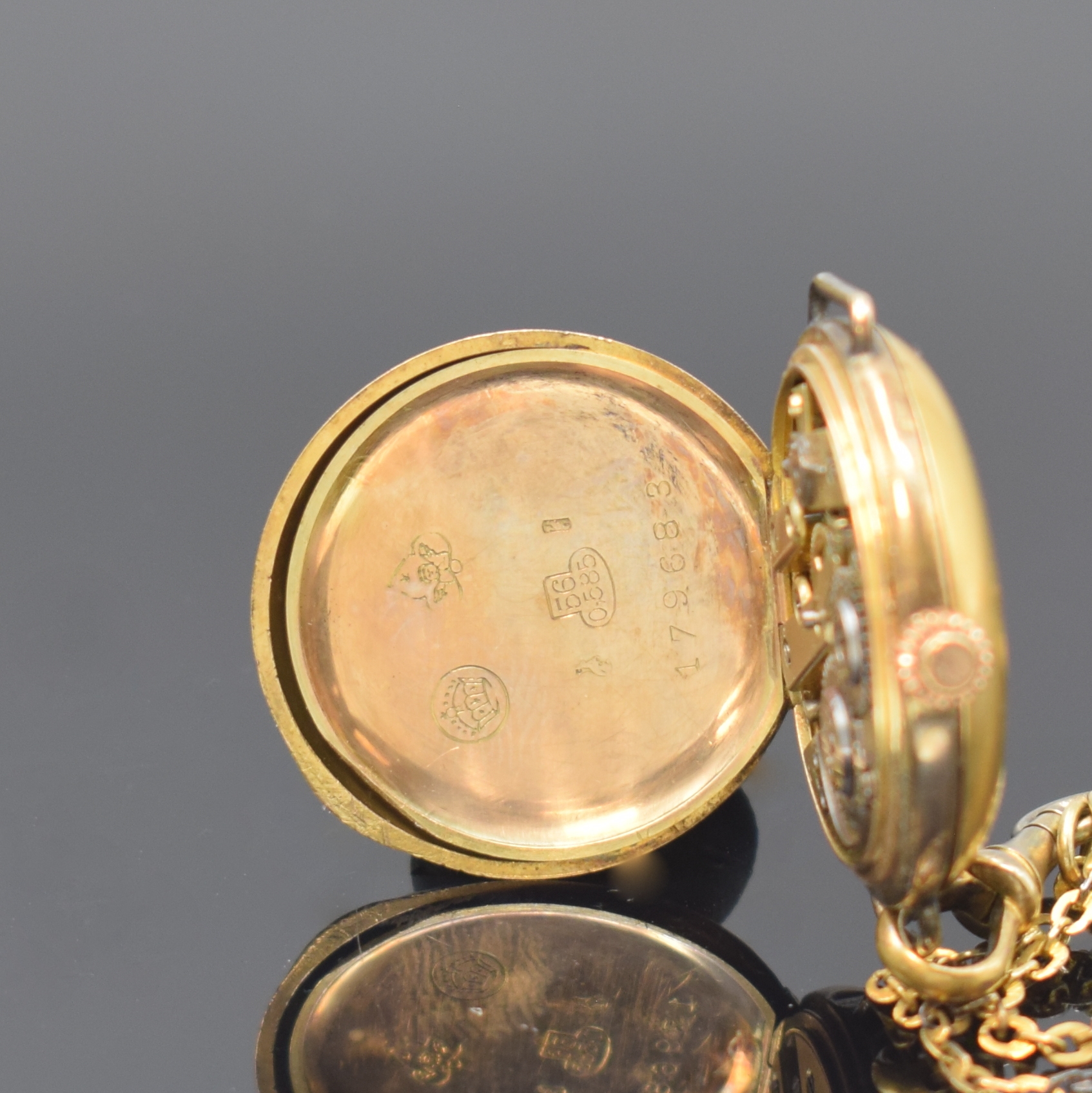 Detail f: Kleine Savonette in GG 585/000 mit vergoldeter Kette, Schweiz um 1910, dell. 3 -Deckel Goldgeh. angel., Sprungdeckel m. 5 Diamanten, Cuvette m. ...