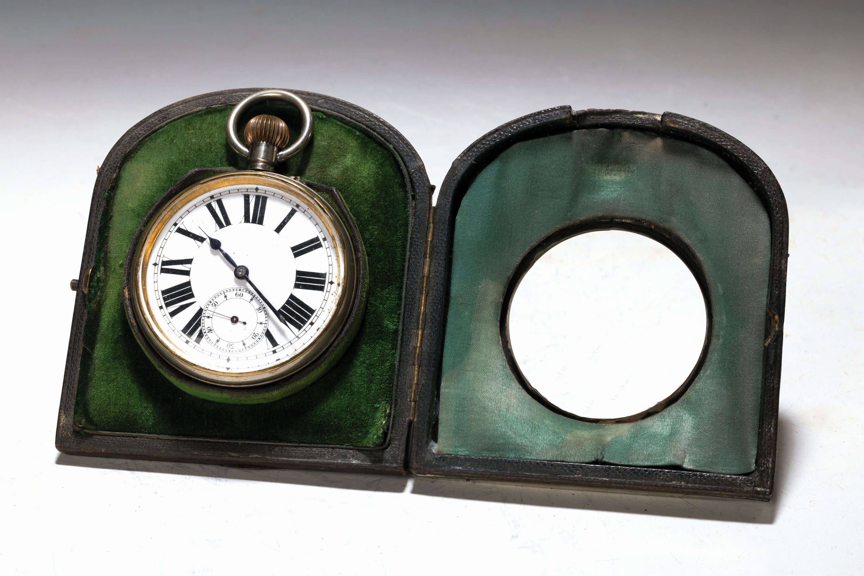 Detail a: Reiseuhr aus dem Besitz Hans Freiherr Treusch von Buttlar Brandenfels, um 1908, im Etui mit silberner Abdeckung, oben mit Monogramm und ...
