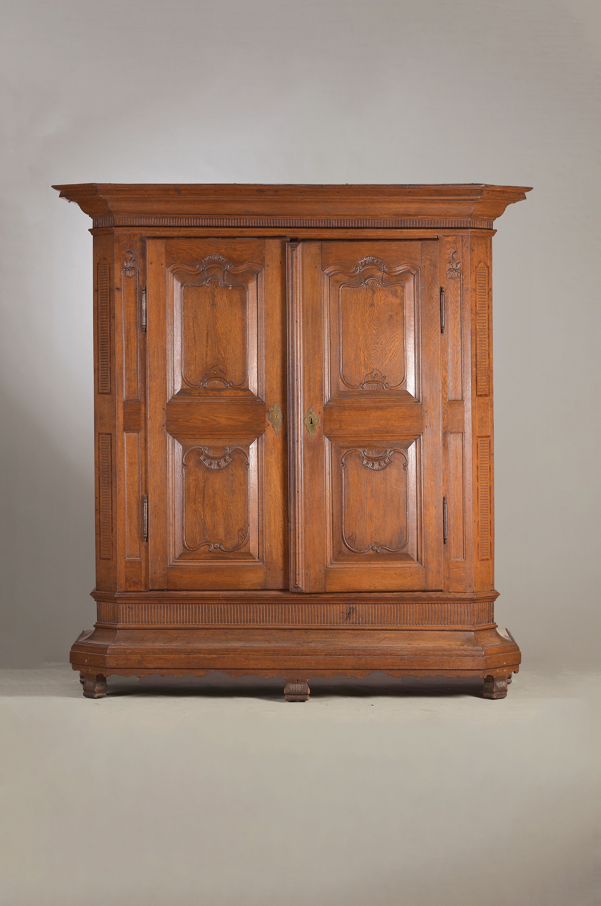 Barock-Schrank, 18.Jh., Eiche massiv, zweitürig, achtfach kassettiert, auf Rahmen gearbeitet, schöne Ritzornamentik, ausladender Deckel und Sockel, ...