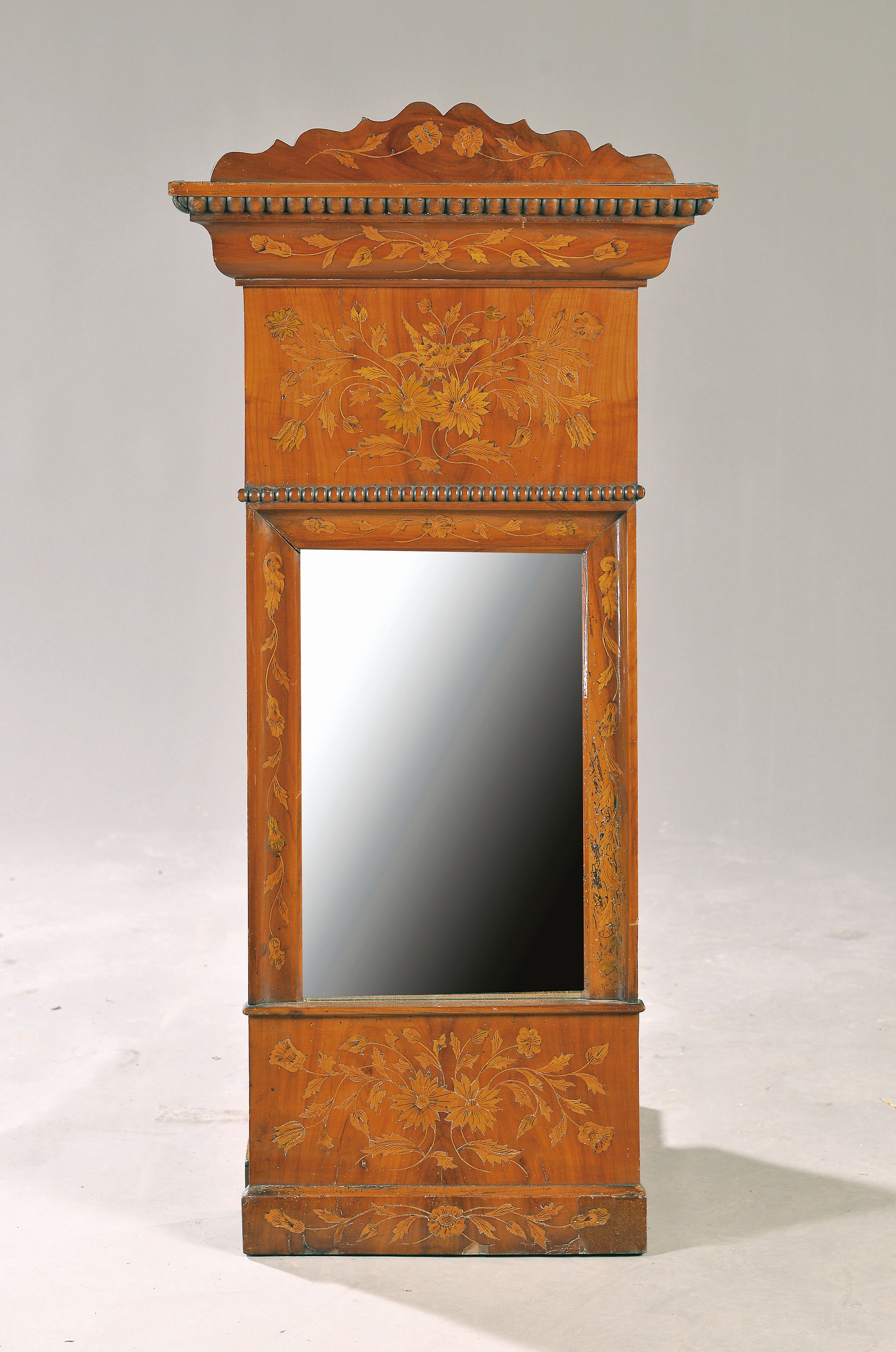 Wandspiegel, wohl Niederlande, 19.Jh., Kirschbaumfurnier, Intarsien im Edelholz, ca. 108 x 37 cm, EZ 2-3