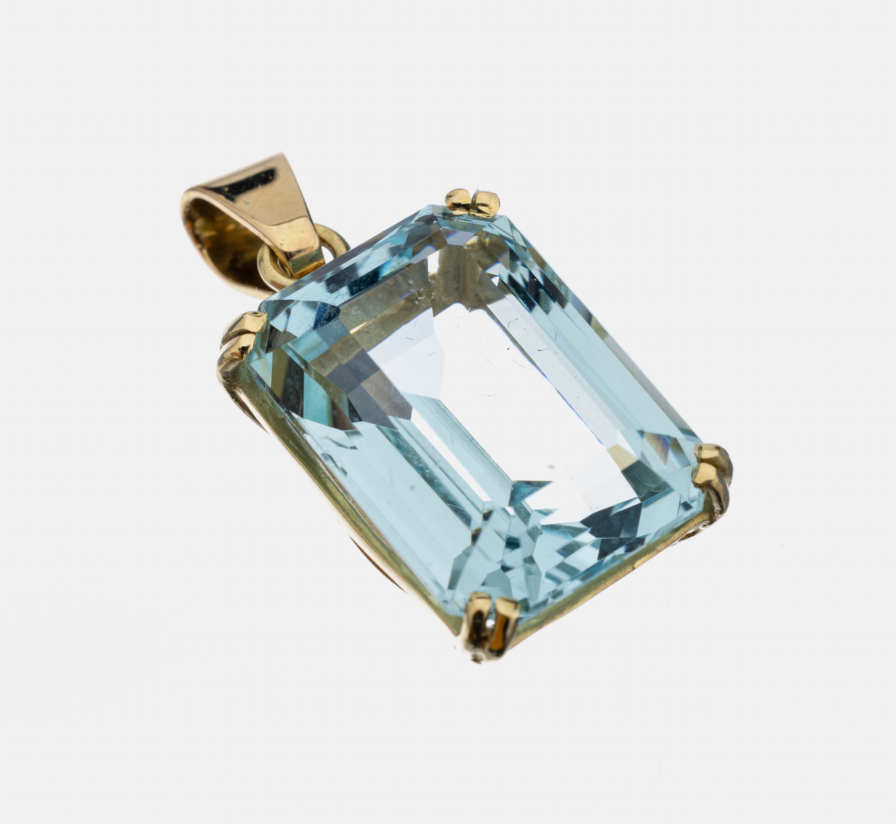 14 kt Gold Aquamarin-Anhänger, GG 585/000, rechteckig facett. Aquamarin ca. 17 ct, ca. 19x 14 x 10 mm, ca 6.4 g