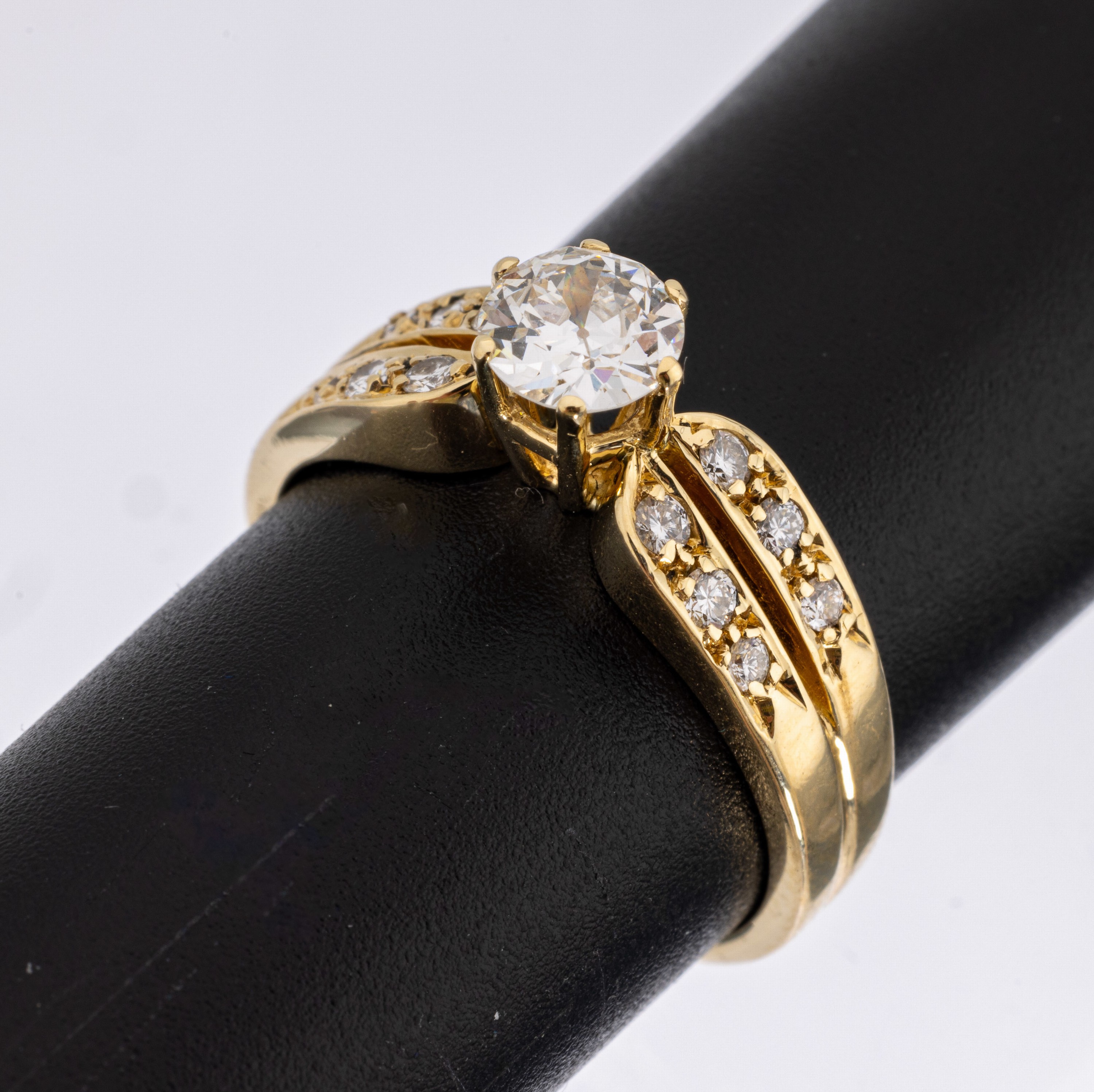 14 kt Gold Diamant-Ring, GG 585/000, Altschliffdiamant ca. 0.70 ct Weiß/si, 12 kl. Brillanten zus. ca. 0.22 ct Weiß/si, RW 58, ca. 5.4 g