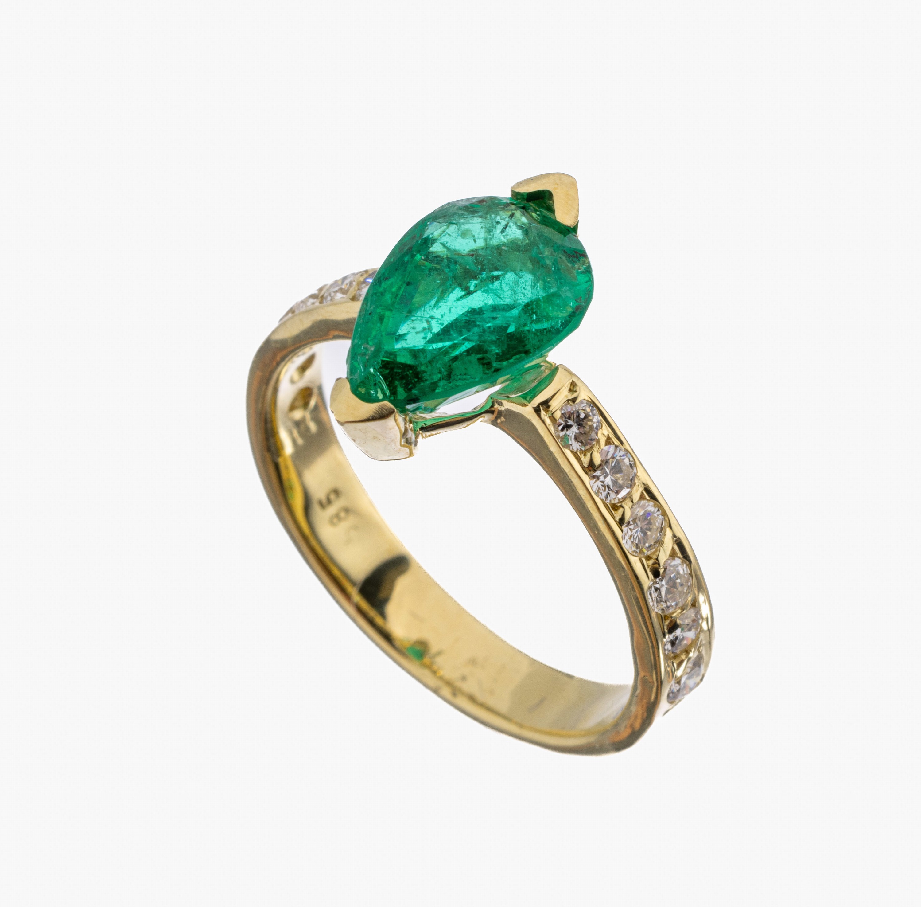 14 kt Gold Smaragd-Brillant-Ring, GG 585/ 000, facett. Smaragdtropfen ca. 2.00 ct, 12 Brillanten zus. ca. 0.30 ct feines Weiß/vs, RW 53, ca. 3.8 g