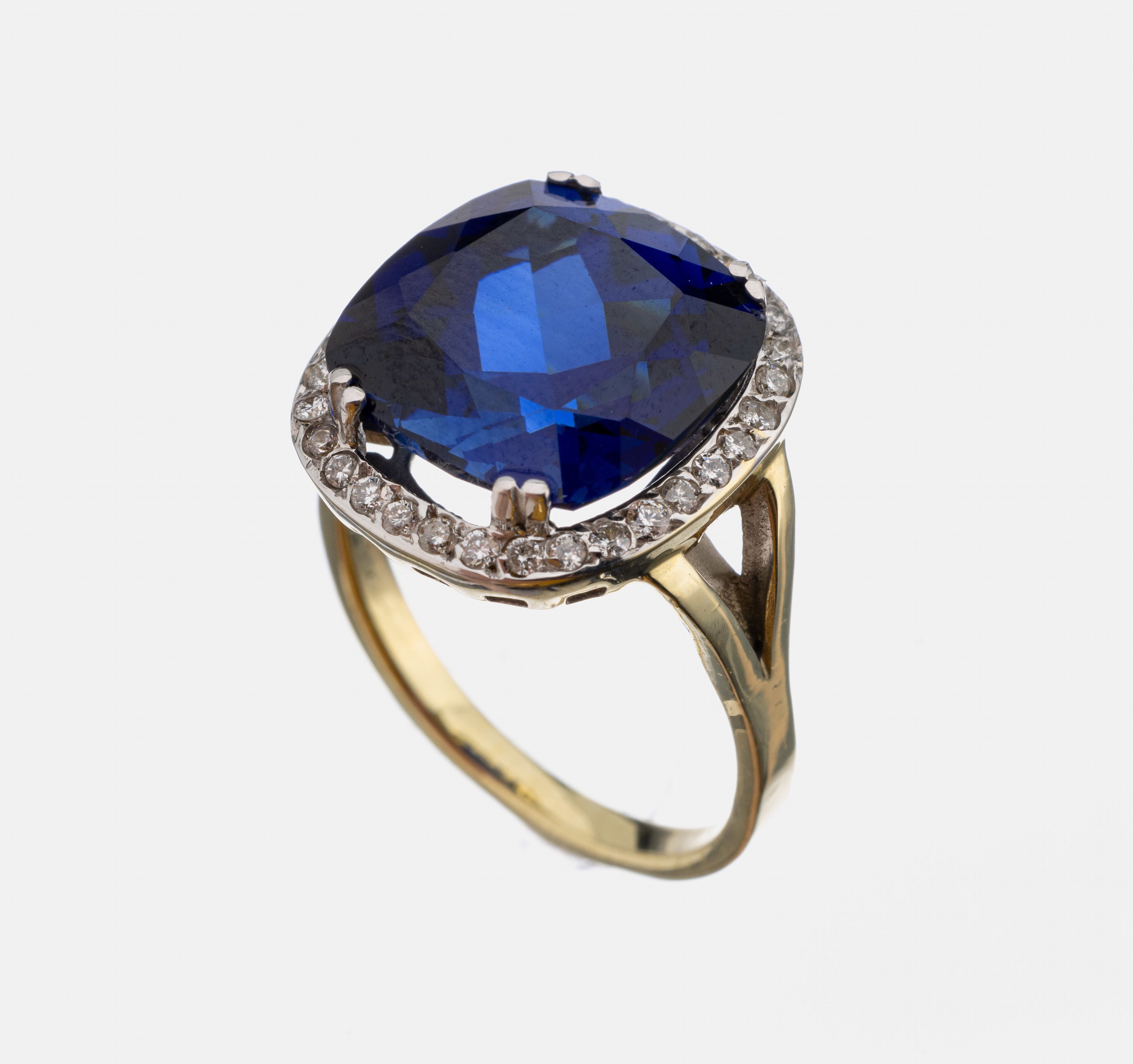 14 kt Gold Brillant-Saphir-Ring, GG 585/000, facett. Saphir (wohl Synthese) im Kissenschliff ca. 9.00 ct, Brillanten zus. ca.0.36 ct ...