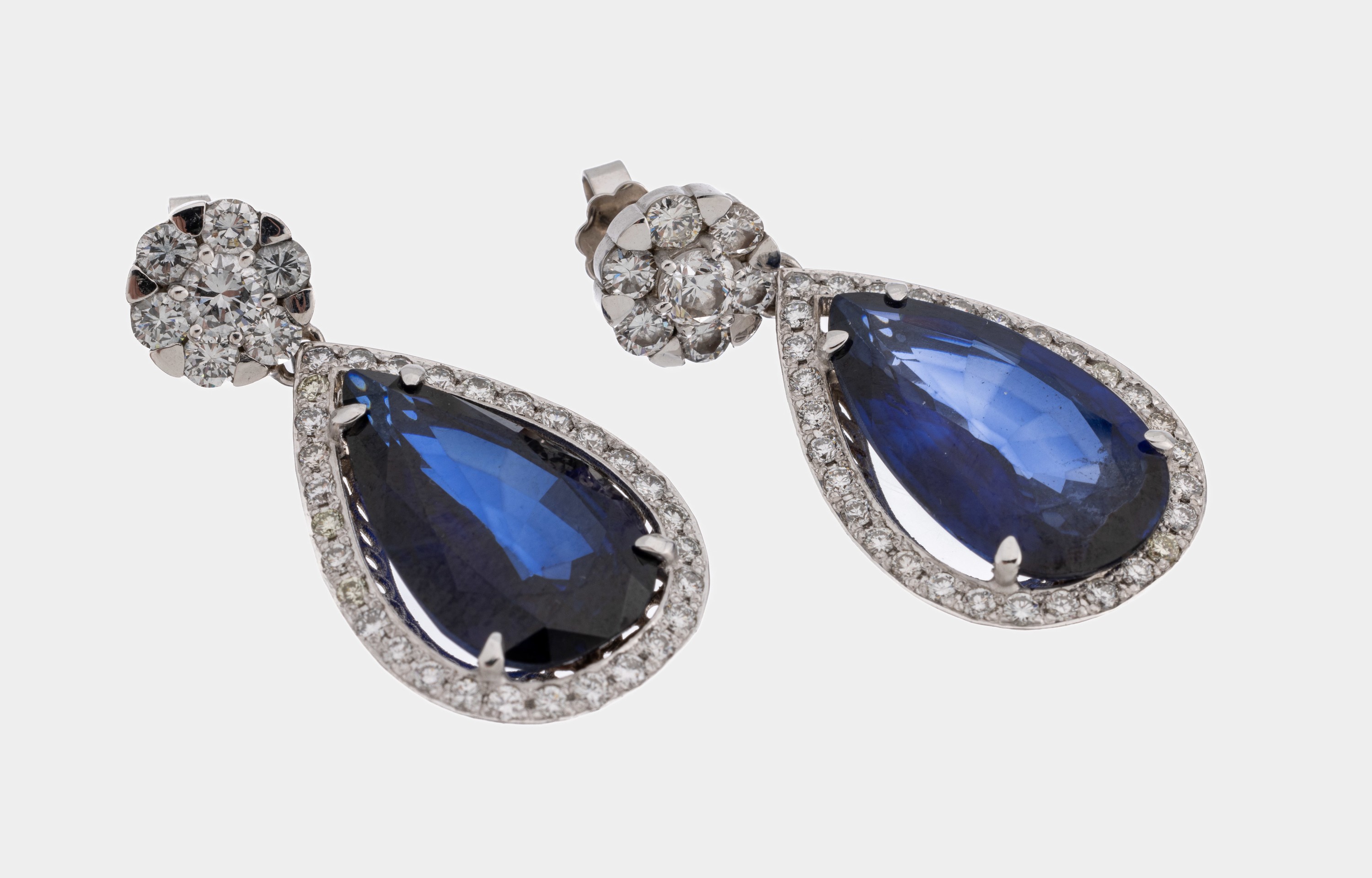 Paar 18 kt Gold Saphir-Brillant-Ohrstecker, WG 750/000, 2 facett. Saphirtropfen (beh.) zus. ca. 27.8 ct, 80 Brillanten zus. ca. 1.28 ct ...