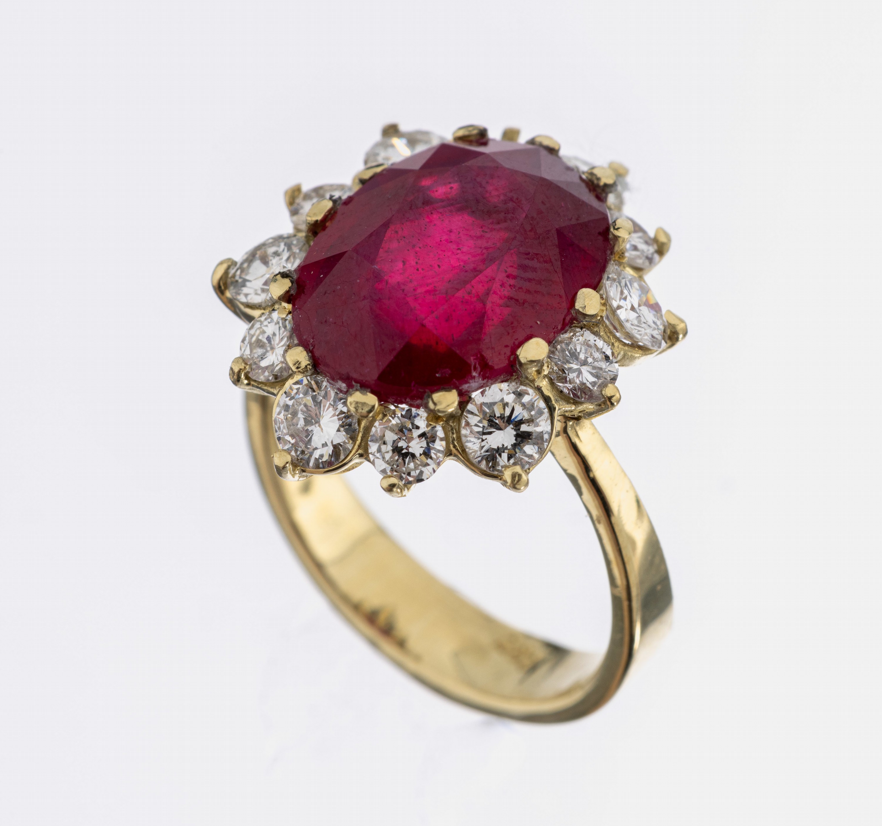 14 kt Gold Rubin-Brillant-Ring, GG 585/000,ovalfacett. Rubin beh. ca. 8.10 ct, 12 Brillanten zus. ca. 1.70 ct feines Weiß -Weiß/si-p, RW 53, ca. 6 ...