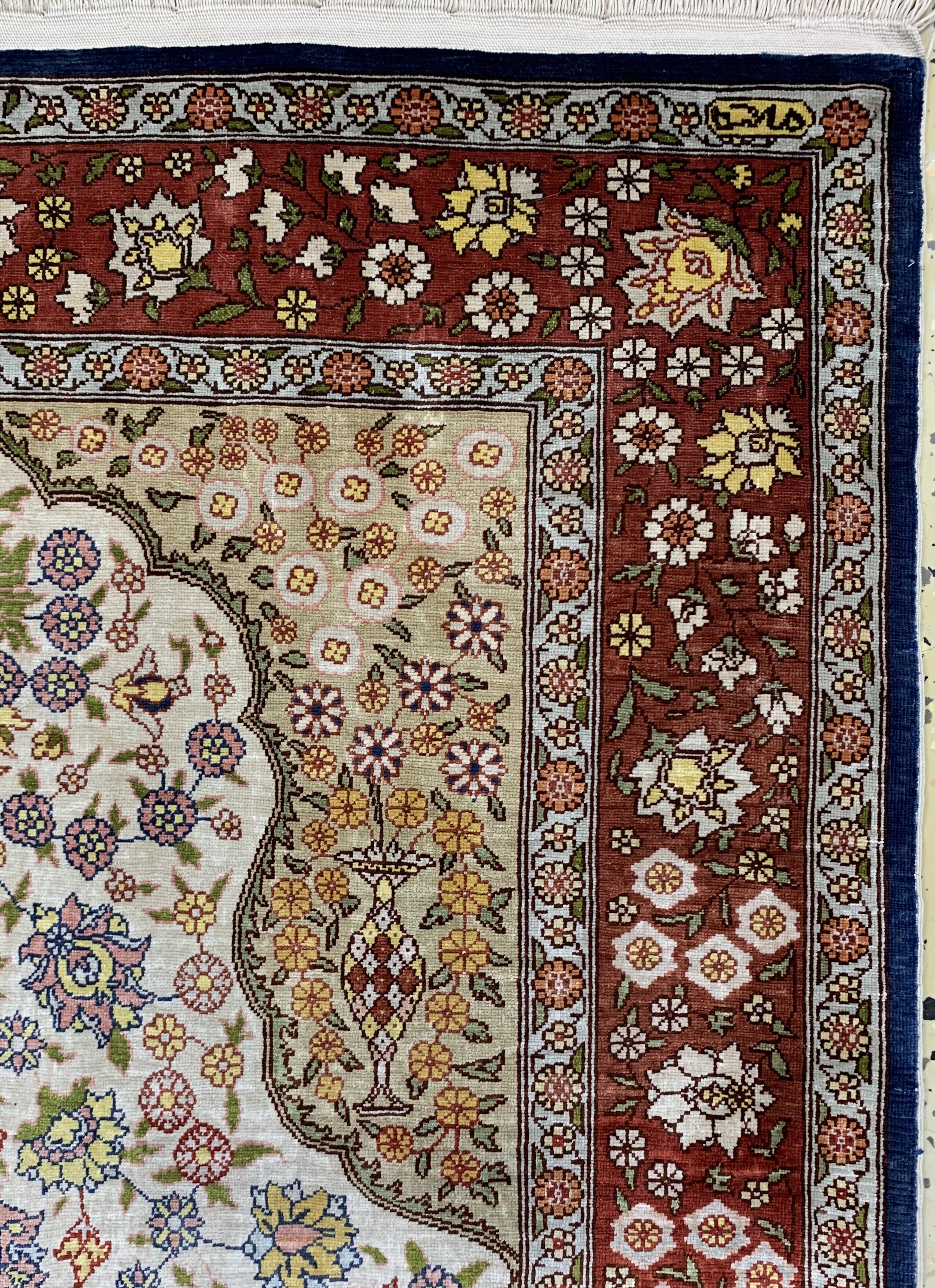 Detail b: Hereke Seide fein, signiert, Türkei, Mitte 20.Jhd, reine Naturseide, ca. 104 x 72 cm, EHZ: 1-2