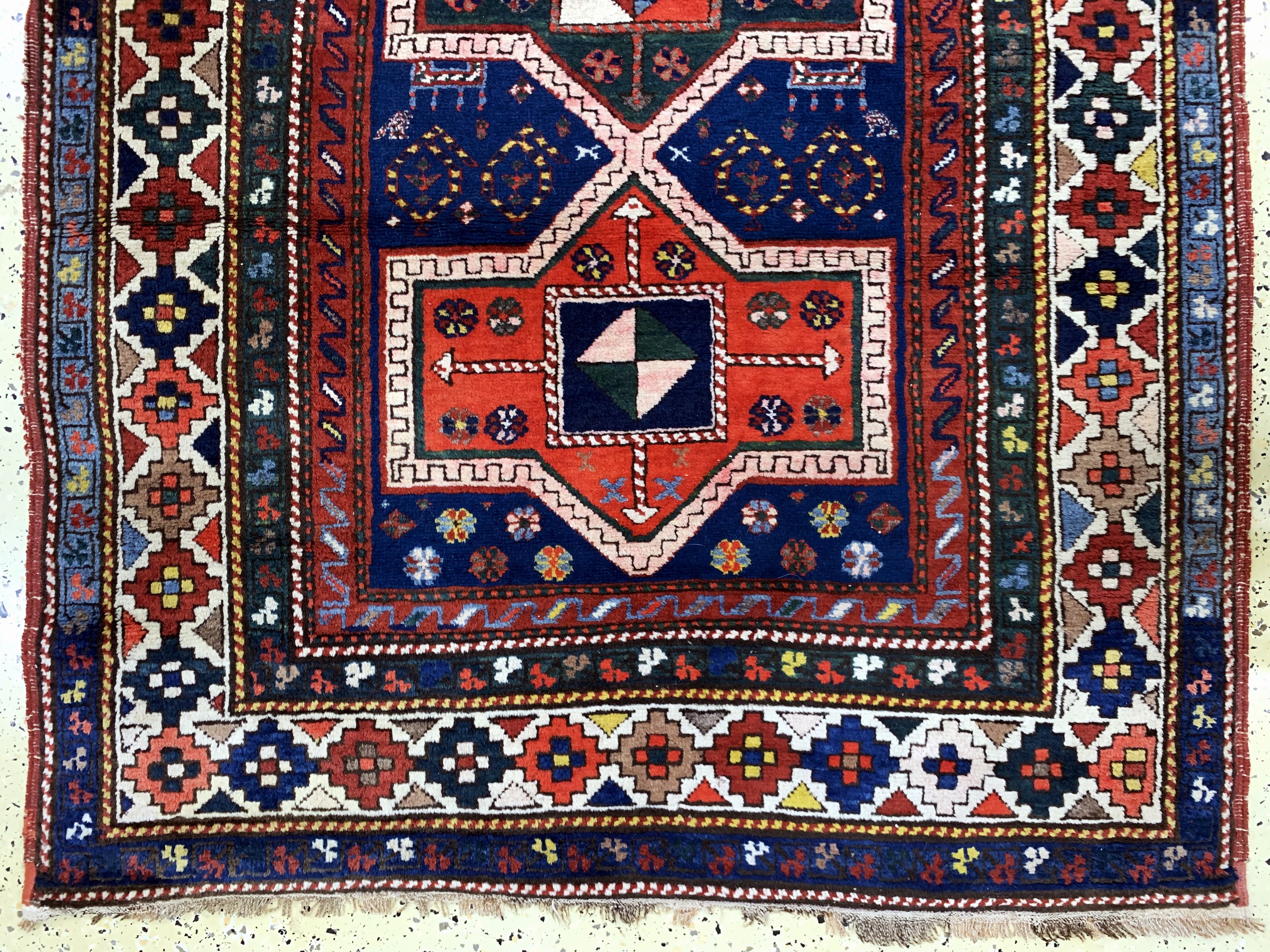 Detail b: Kazak alt, Kaukasus, Anfang 20.Jhd, Wolle auf Wolle, ca. 220 x 125 cm, EHZ: 2
