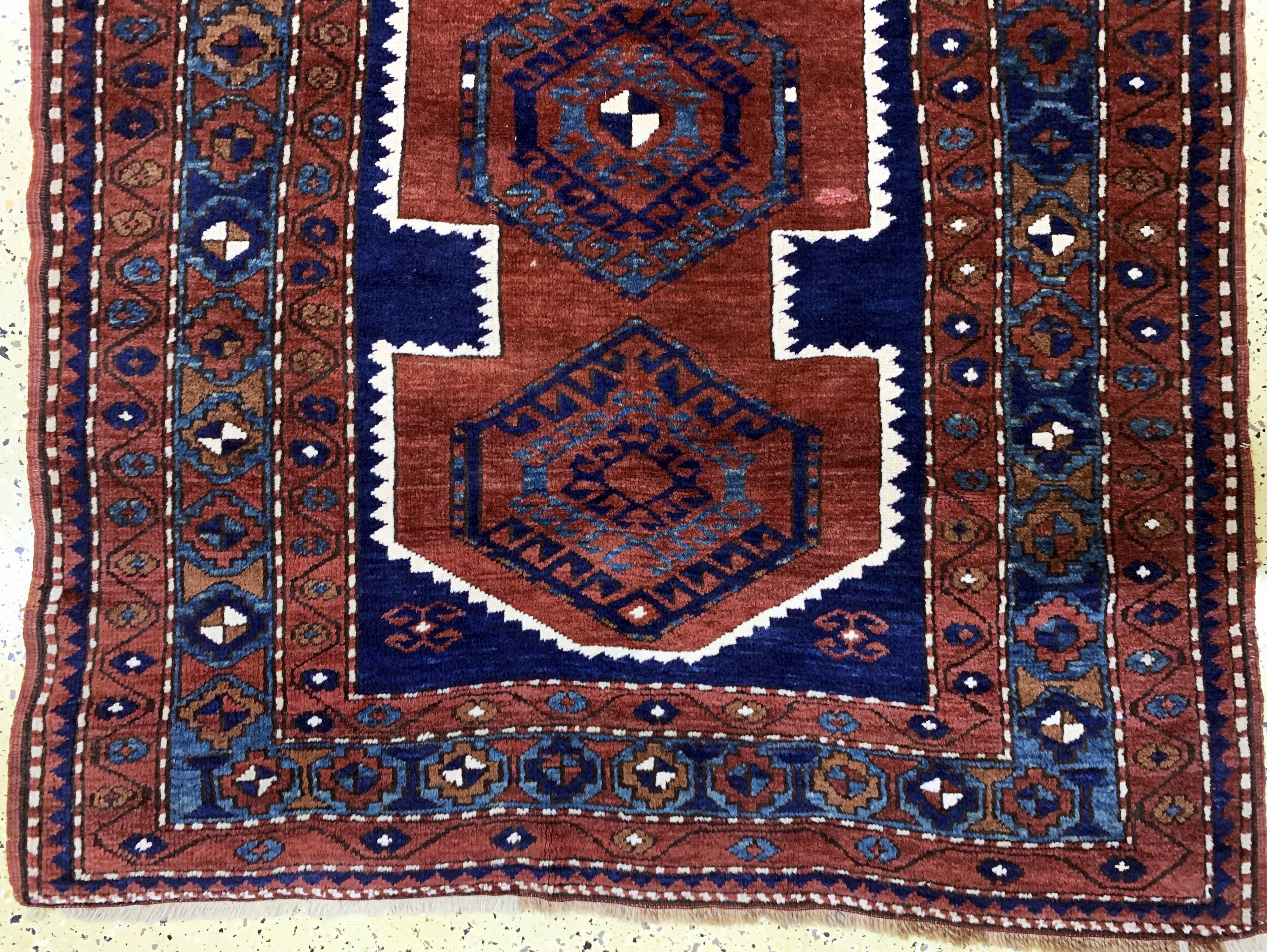 Detail b: Kazak alt, Kaukasus, Anfang 20.Jhd, Wolle auf Wolle, ca. 250 x 123 cm, EHZ: 2