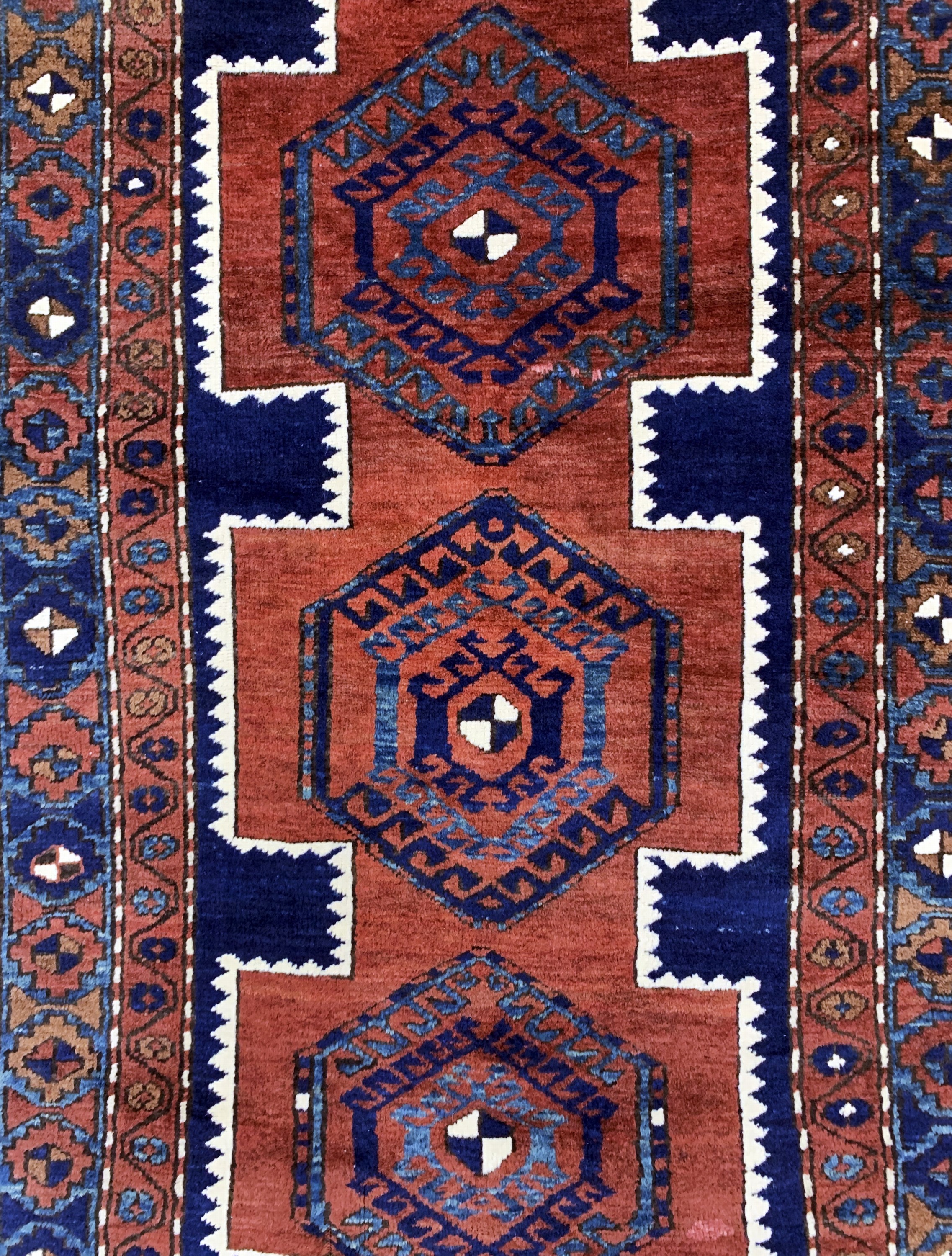 Detail c: Kazak alt, Kaukasus, Anfang 20.Jhd, Wolle auf Wolle, ca. 250 x 123 cm, EHZ: 2