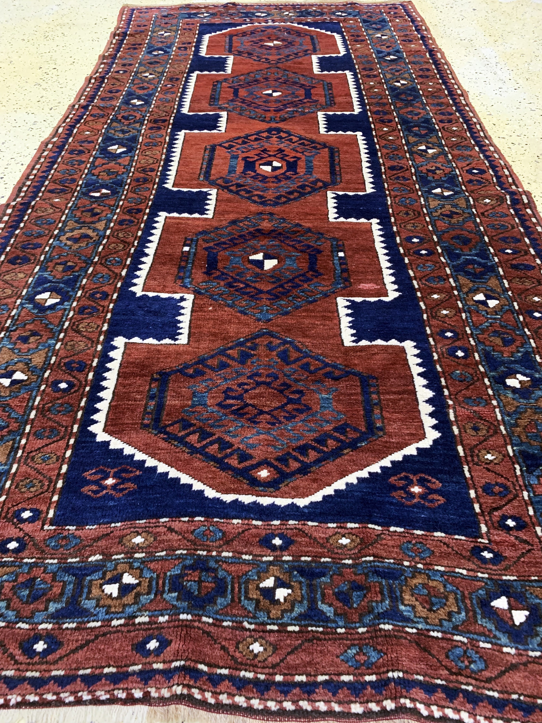 Detail d: Kazak alt, Kaukasus, Anfang 20.Jhd, Wolle auf Wolle, ca. 250 x 123 cm, EHZ: 2