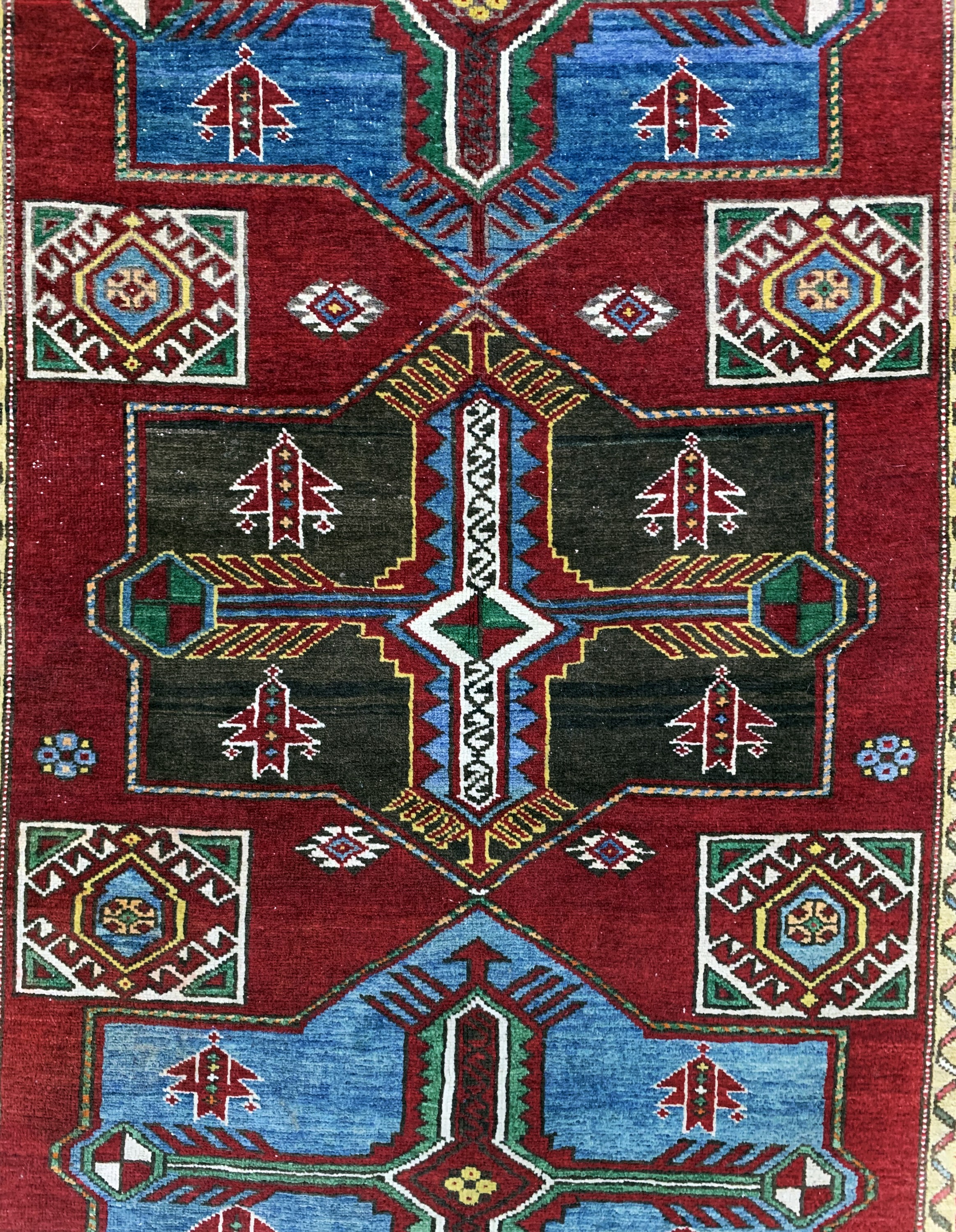 Detail c: Kazak alt, Kaukasus, Anfang 20.Jhd, Wolle auf Baumwolle, ca. 206 x 140 cm, EHZ: 2