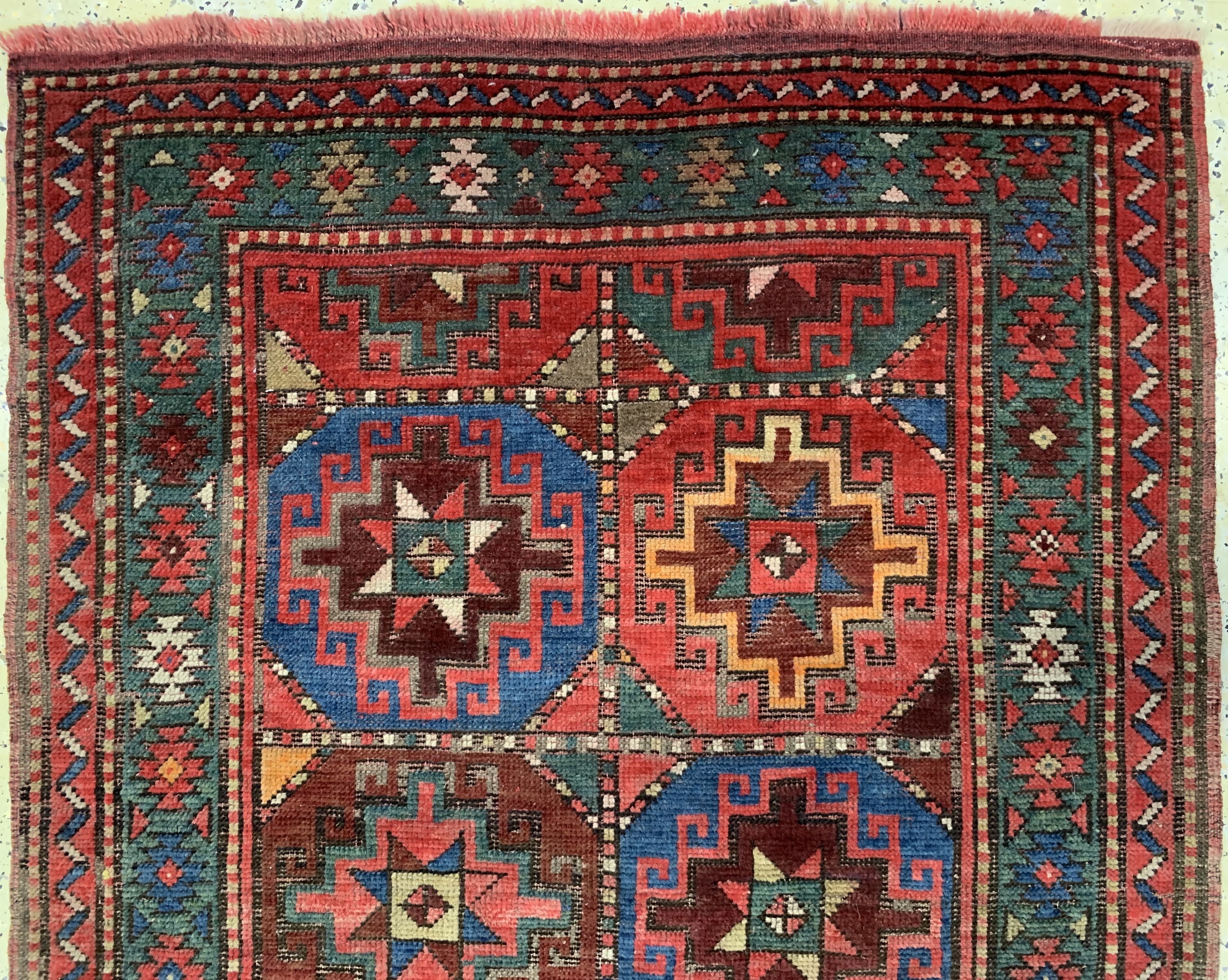 Detail a: Kazak alt, Kaukasus, Anfang 20.Jhd, Wolle auf Wolle, ca. 220 x 104 cm, EHZ: 2-3