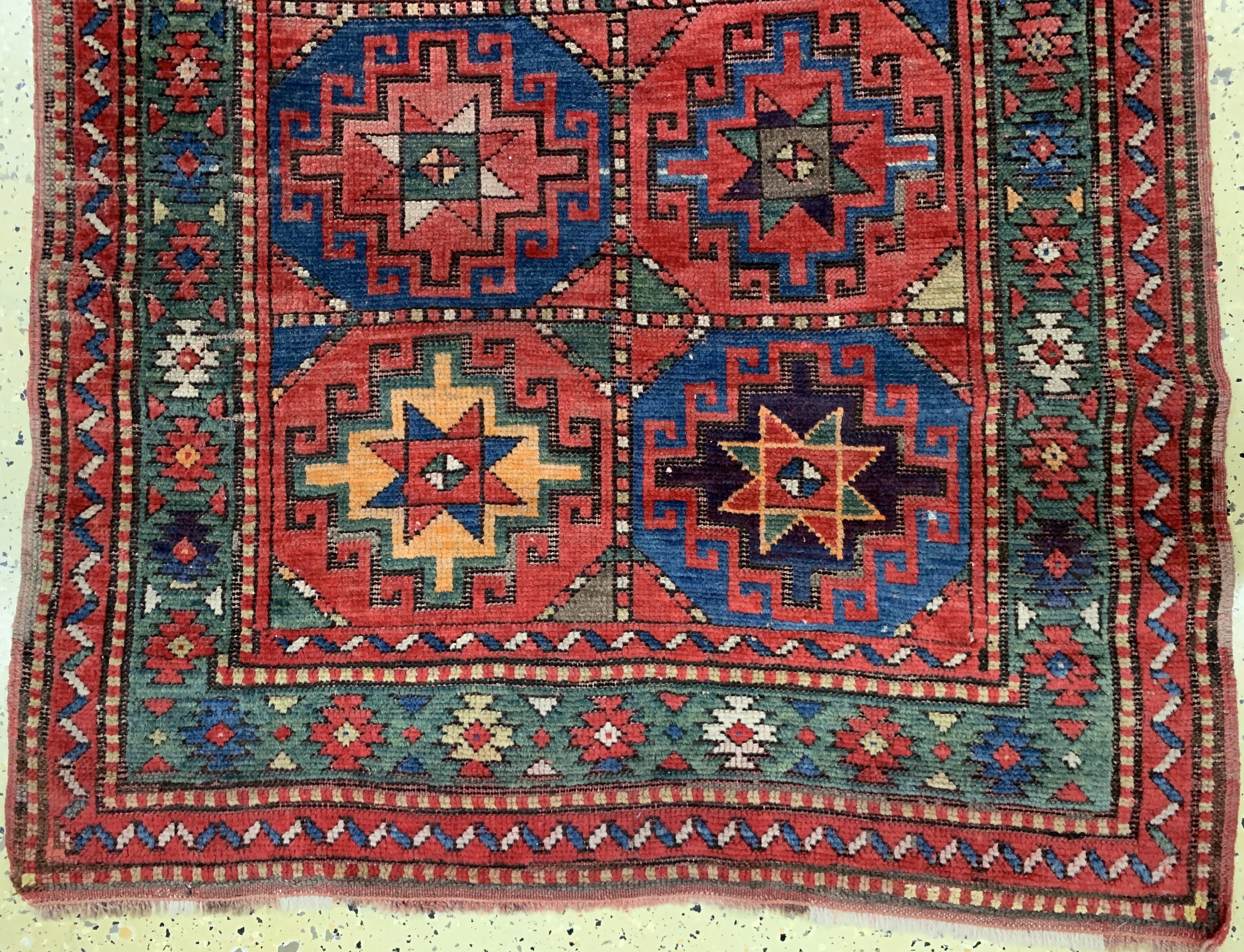 Detail b: Kazak alt, Kaukasus, Anfang 20.Jhd, Wolle auf Wolle, ca. 220 x 104 cm, EHZ: 2-3