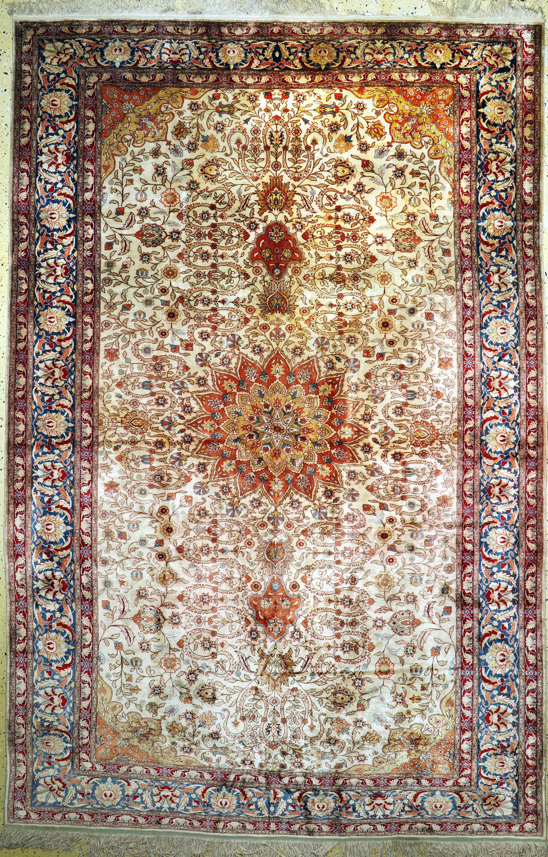 Istanbul Seide, Türkei, Anfang 20.Jhd, reine Naturseide, ca. 312 x 205 cm, verfärbt, EHZ: 2(Fleckig)