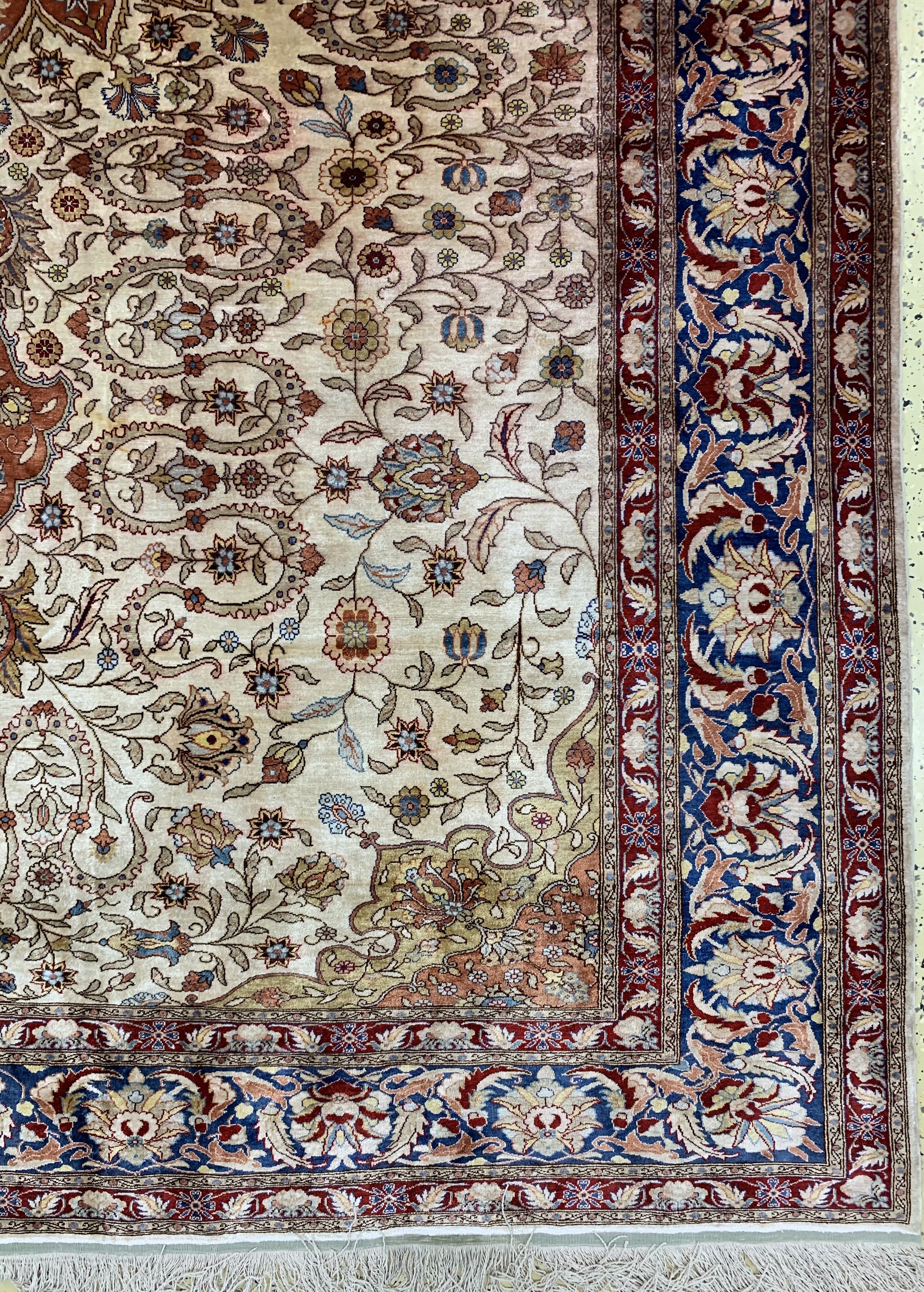 Detail a: Istanbul Seide, Türkei, Anfang 20.Jhd, reine Naturseide, ca. 312 x 205 cm, verfärbt, EHZ: 2(Fleckig)