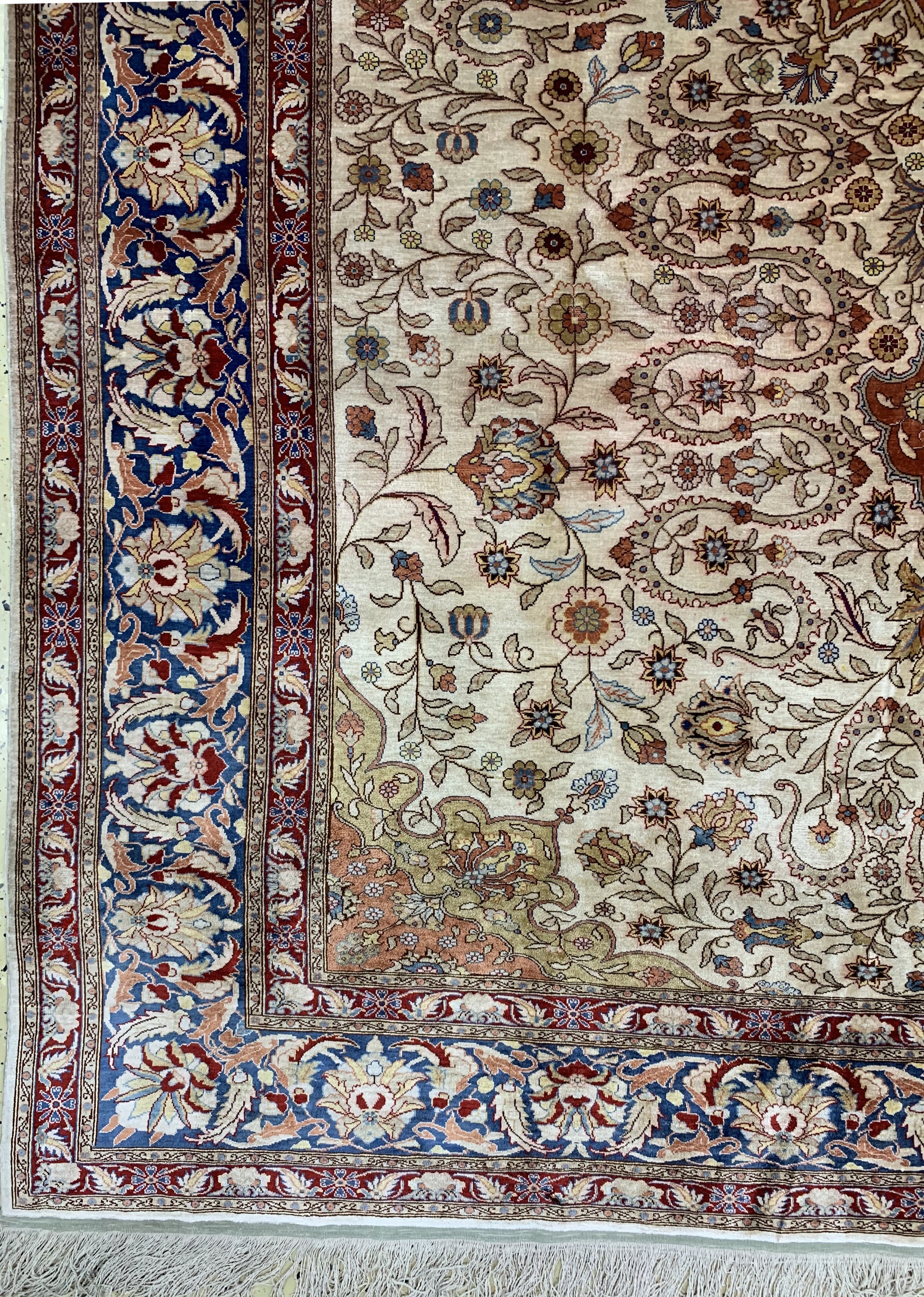 Detail b: Istanbul Seide, Türkei, Anfang 20.Jhd, reine Naturseide, ca. 312 x 205 cm, verfärbt, EHZ: 2(Fleckig)
