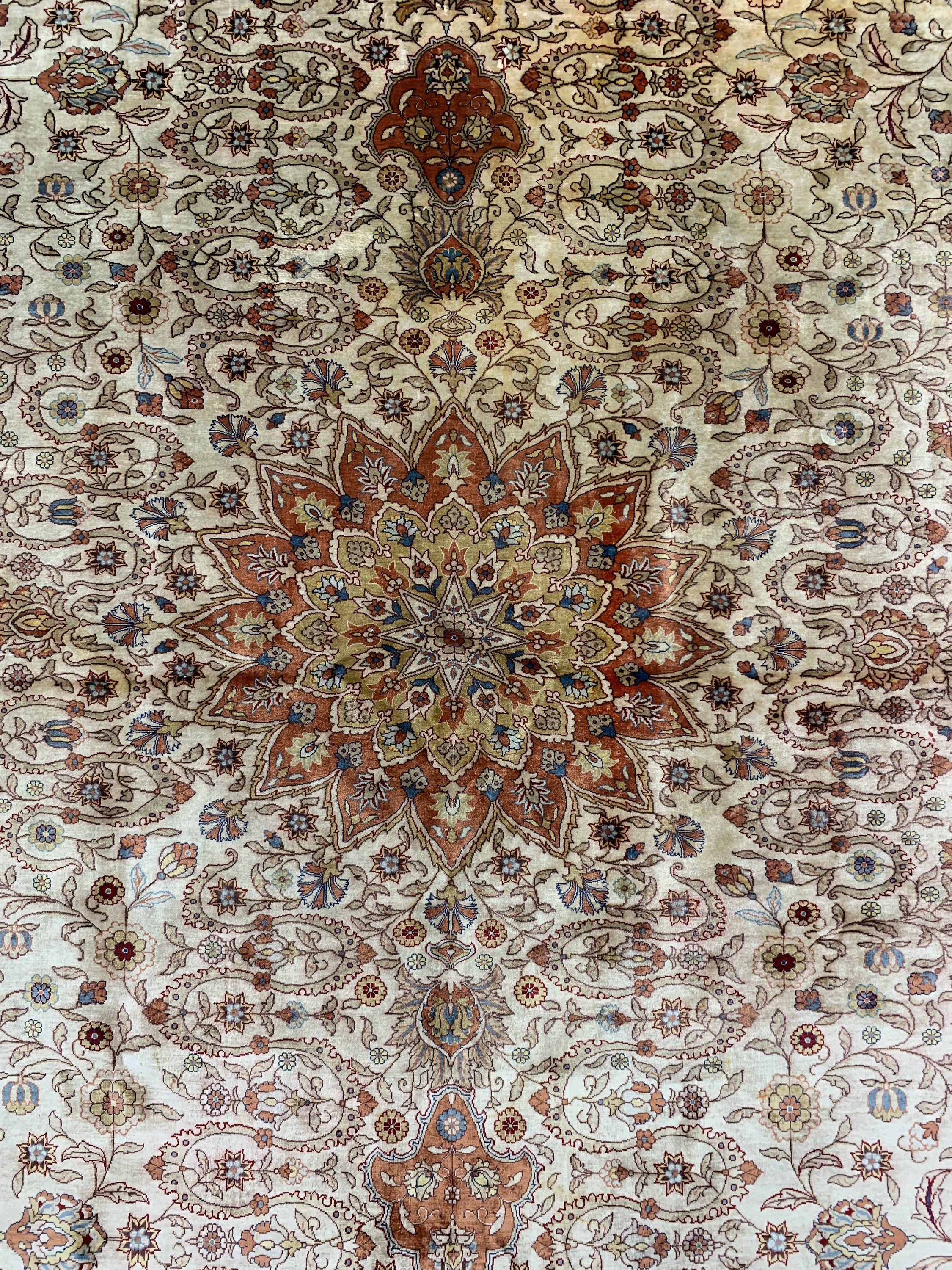 Detail c: Istanbul Seide, Türkei, Anfang 20.Jhd, reine Naturseide, ca. 312 x 205 cm, verfärbt, EHZ: 2(Fleckig)
