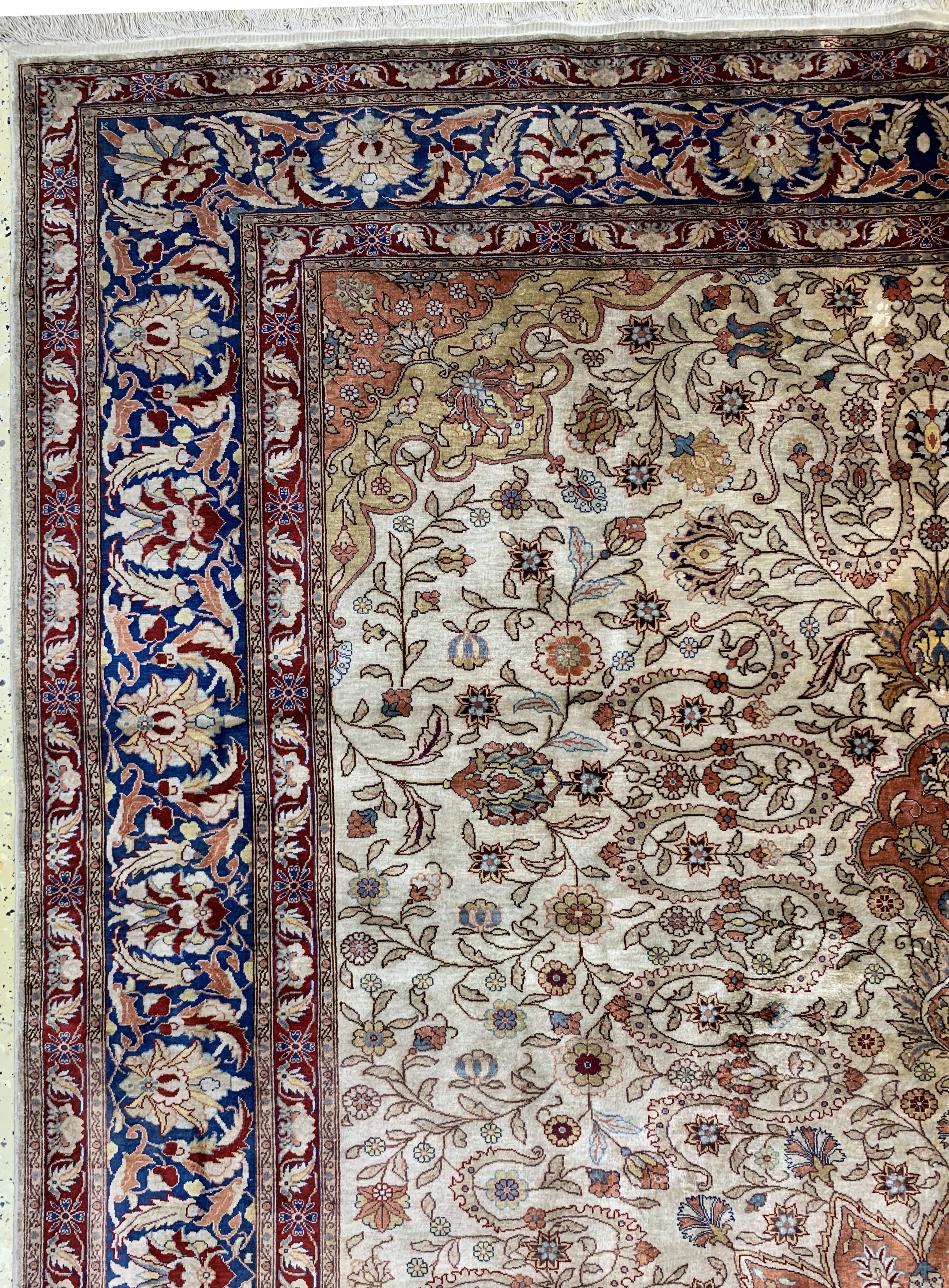 Detail d: Istanbul Seide, Türkei, Anfang 20.Jhd, reine Naturseide, ca. 312 x 205 cm, verfärbt, EHZ: 2(Fleckig)