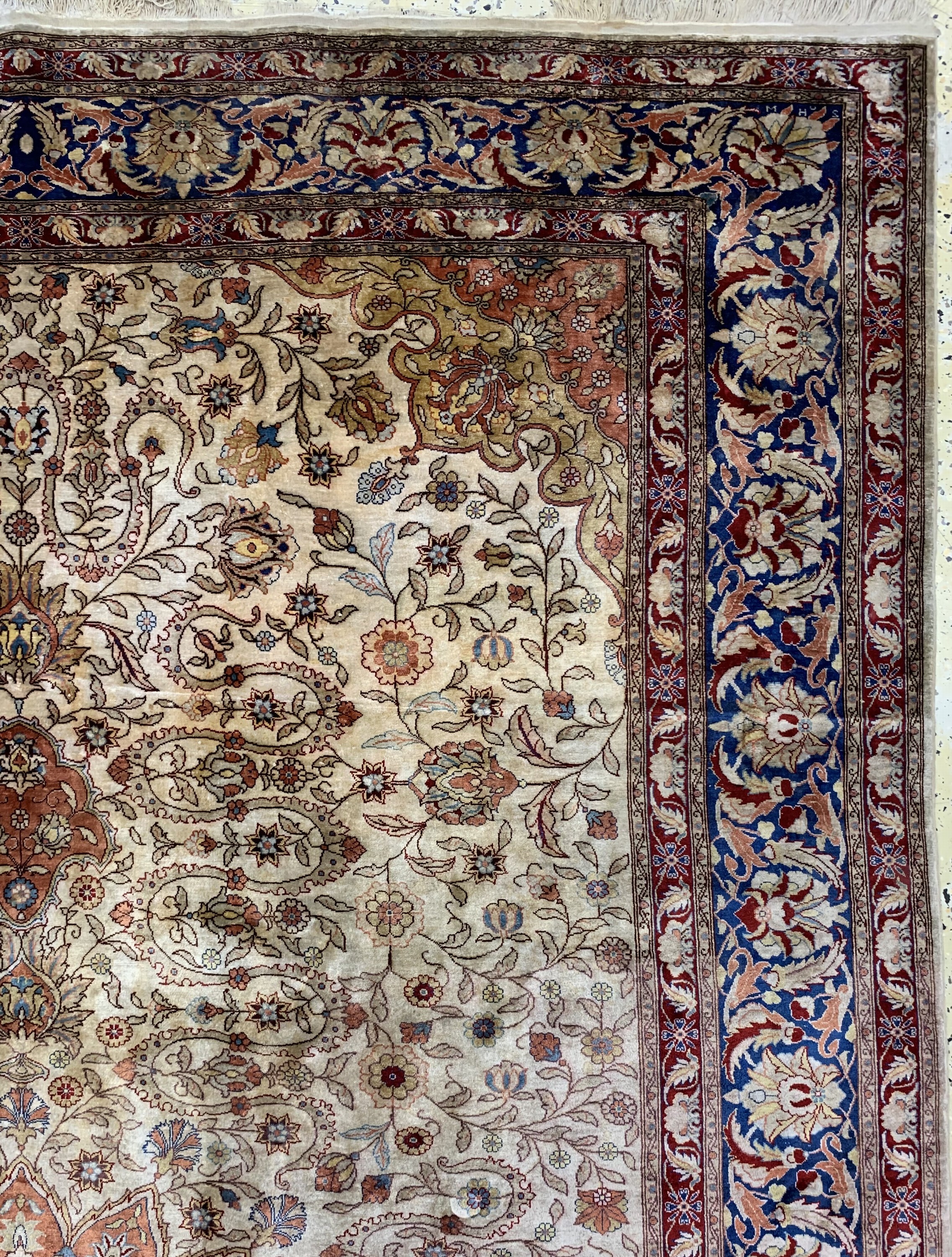 Detail e: Istanbul Seide, Türkei, Anfang 20.Jhd, reine Naturseide, ca. 312 x 205 cm, verfärbt, EHZ: 2(Fleckig)