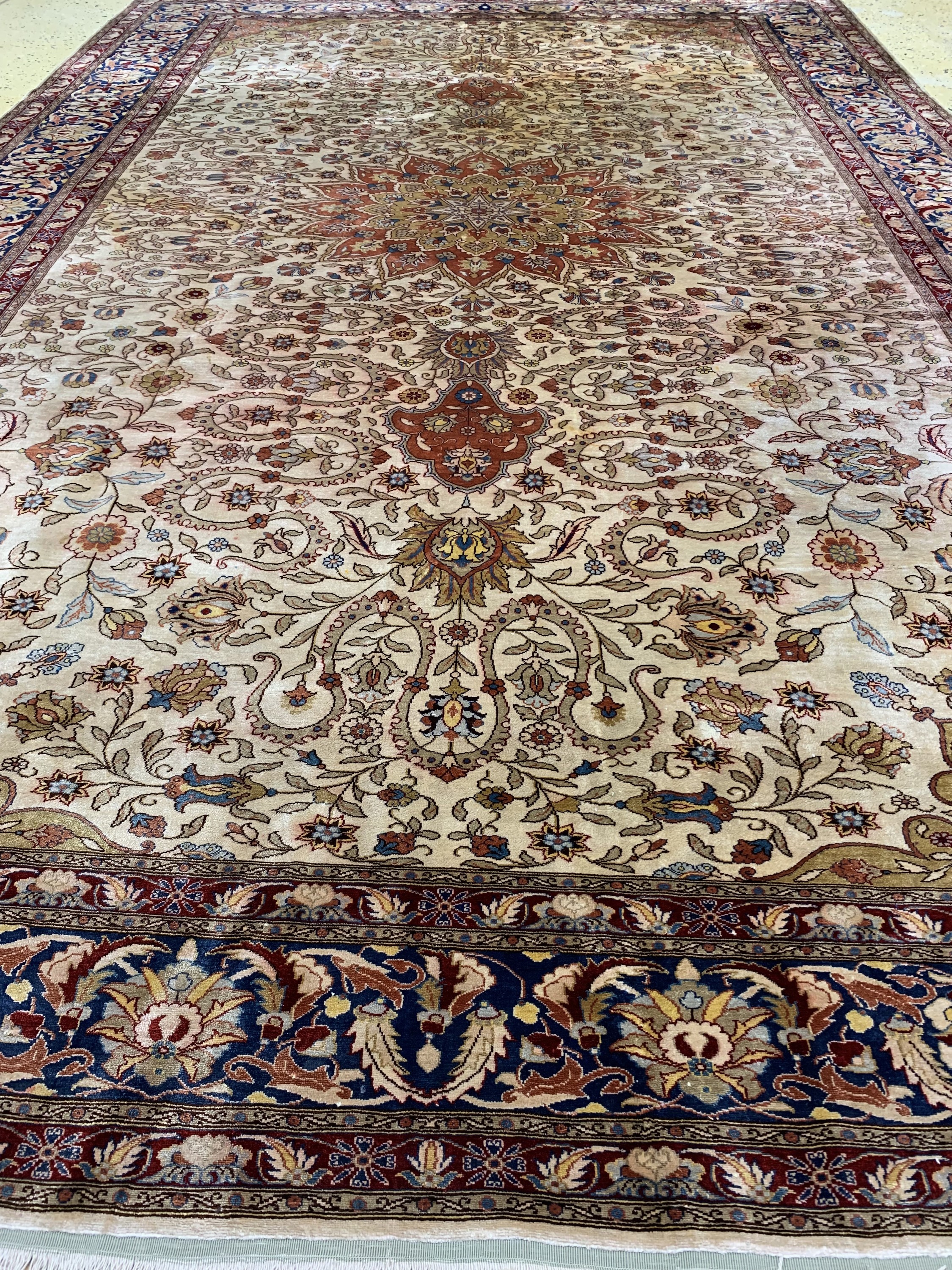 Detail f: Istanbul Seide, Türkei, Anfang 20.Jhd, reine Naturseide, ca. 312 x 205 cm, verfärbt, EHZ: 2(Fleckig)