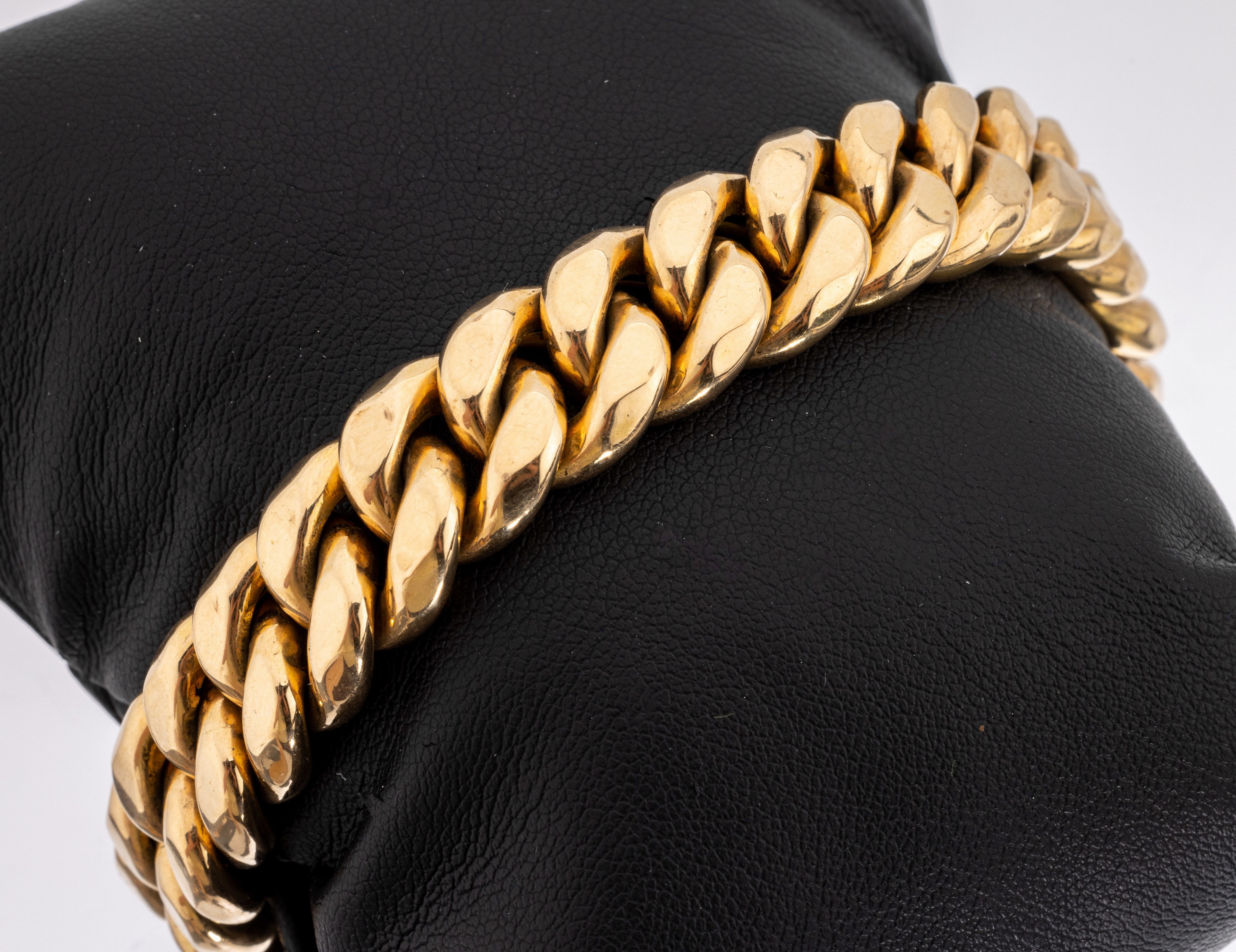 18 kt Gold Armband, GG 750/000, hohl gearbeitet, L. ca. 19 cm, Kastenschloss mit Sicherheitsacht, ca. 24.8 g