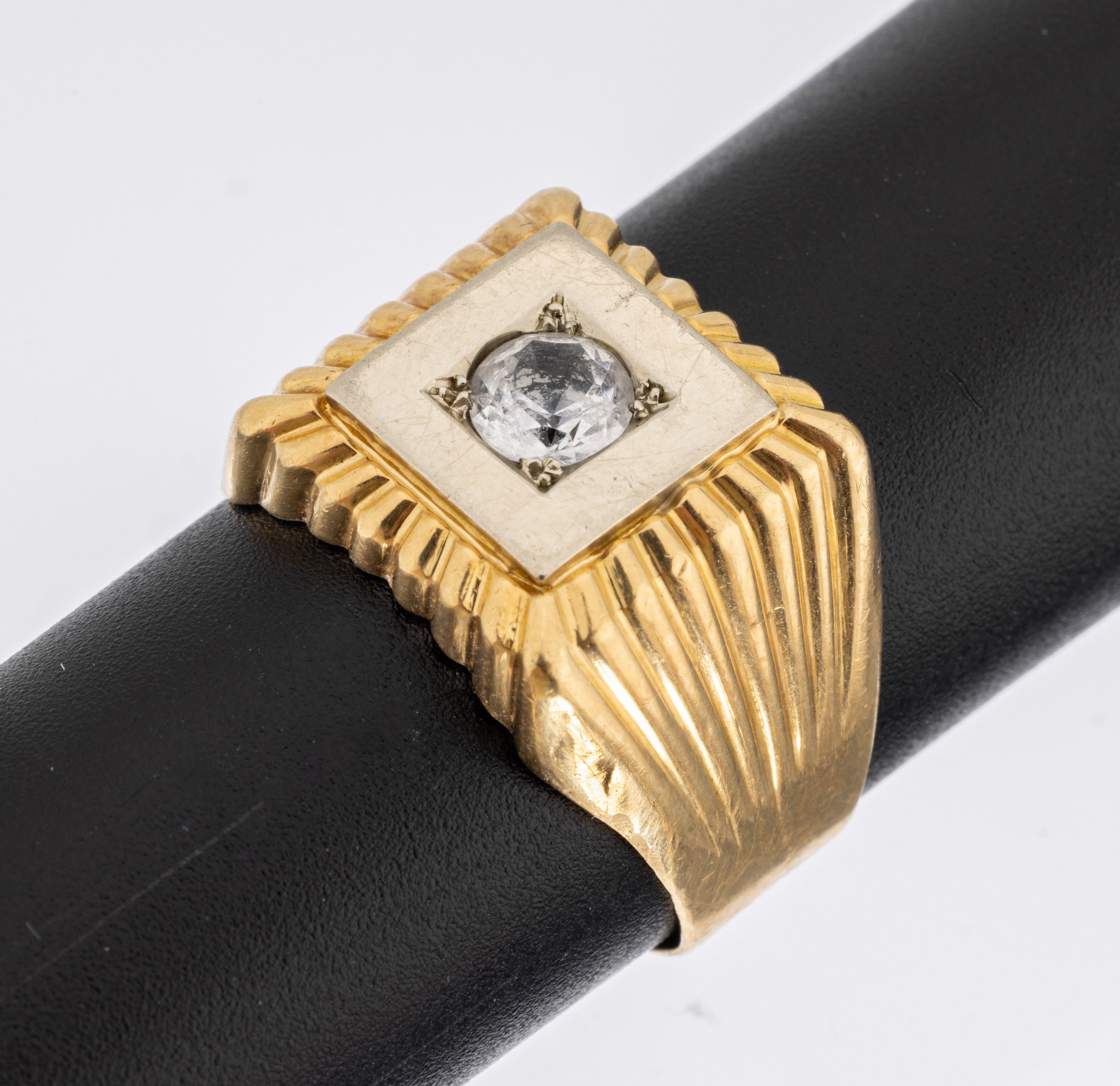 18 kt Gold Ring, GG/WG 750/000, part. gerieft, farblose Diamantimitation, RW 61, Ringschiene l. verbogen, ca. 6.9 g