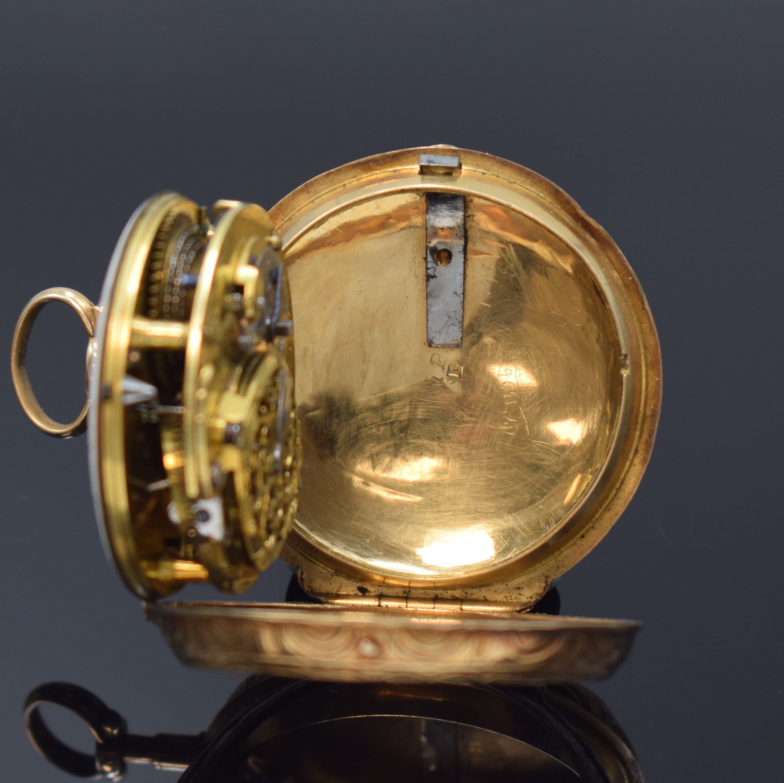 Detail b: ROMILLY A PARIS Spindeltaschenuhr im 18k 4- Farb-Goldgehäuse, Frankreich um 1780, Schlüsselaufzug, vollgrav. Geh. m. grossem Aussenscharnier, ...