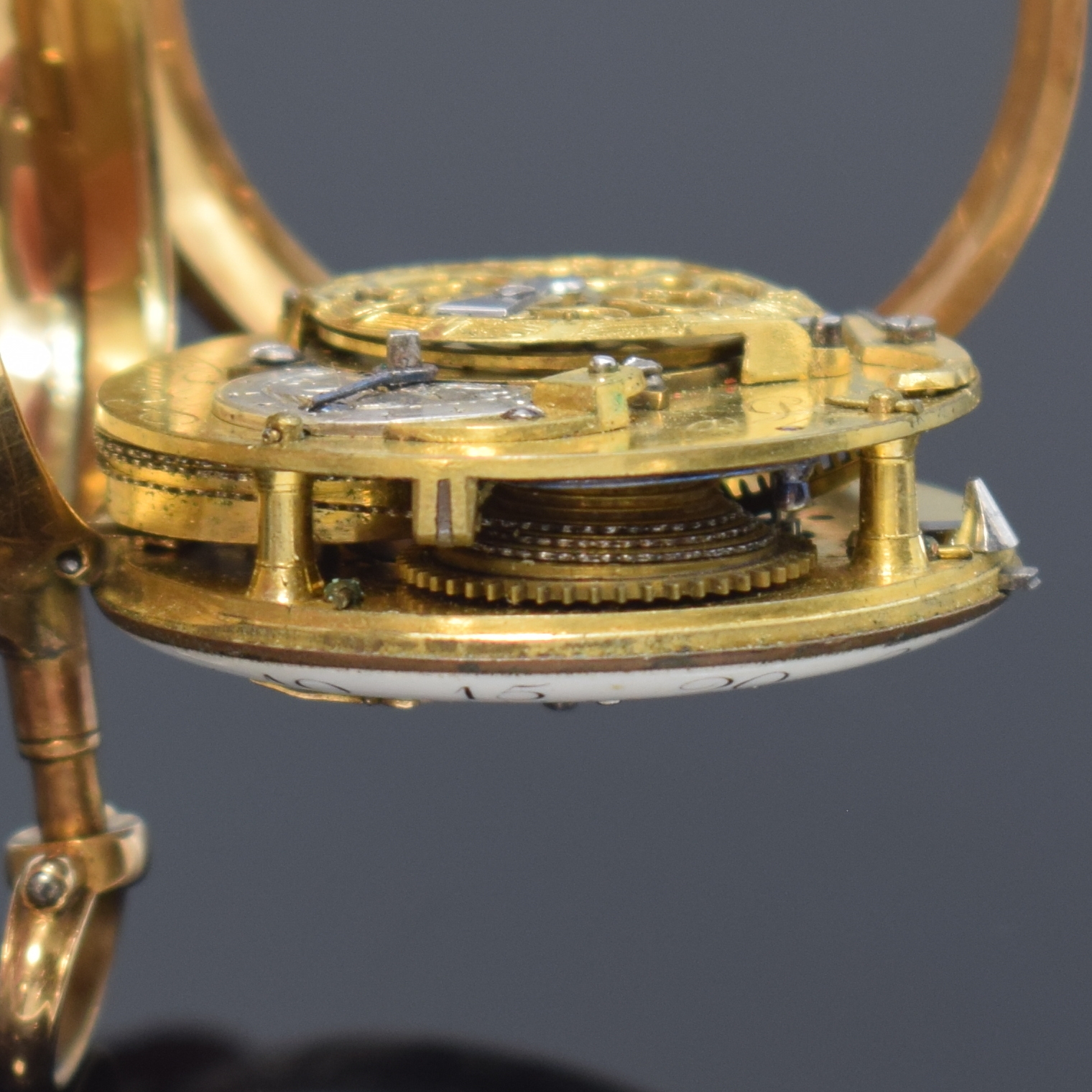 Detail d: ROMILLY A PARIS Spindeltaschenuhr im 18k 4- Farb-Goldgehäuse, Frankreich um 1780, Schlüsselaufzug, vollgrav. Geh. m. grossem Aussenscharnier, ...