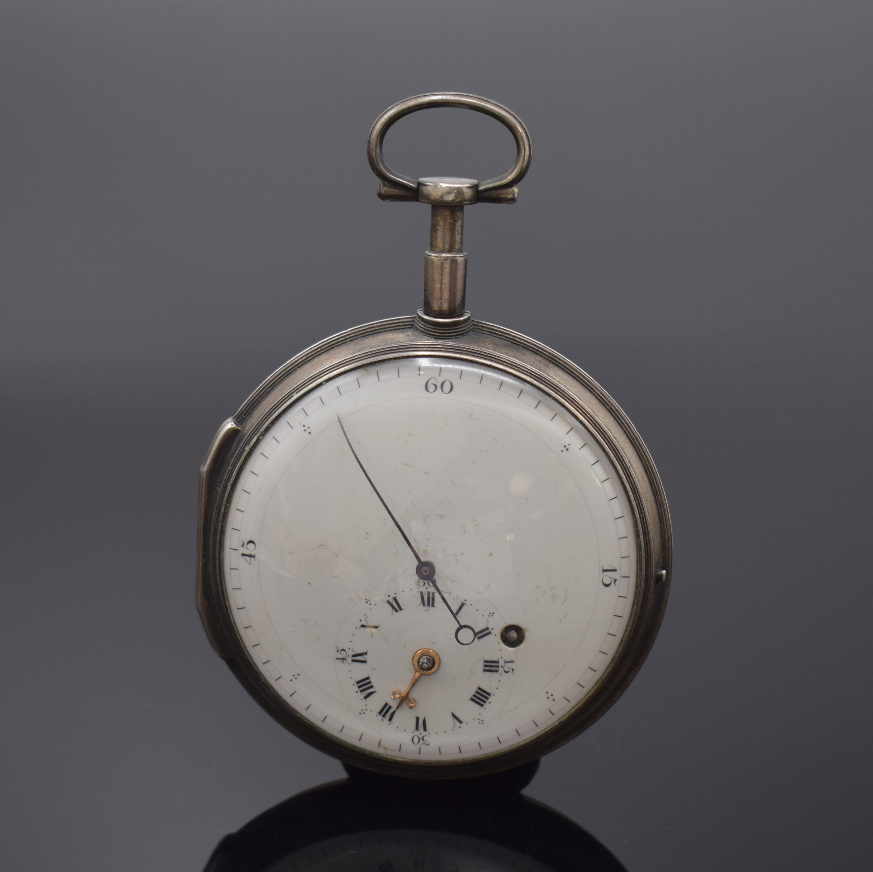 Spindeltaschenuhr mit Zentralsekunde im Silbergehäuse, Schweiz um 1790, Schlüsselaufzug, glattes Geh. m. grossem Aussenscharnier, rücks. ...