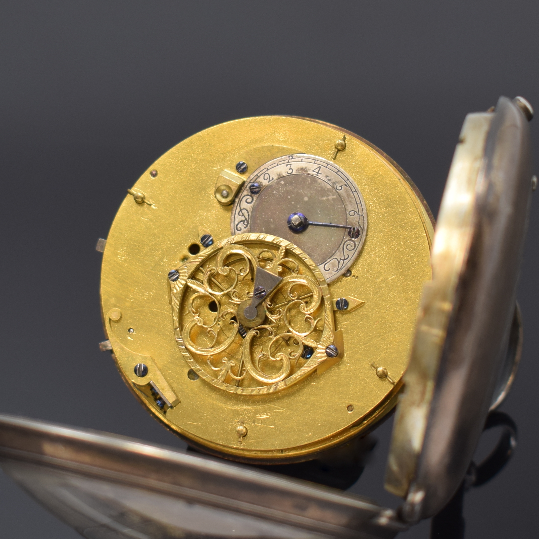 Detail c: Spindeltaschenuhr mit Zentralsekunde im Silbergehäuse, Schweiz um 1790, Schlüsselaufzug, glattes Geh. m. grossem Aussenscharnier, rücks. ...